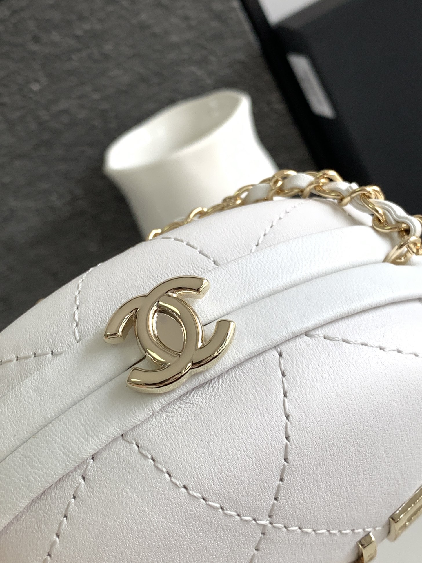 Chanel AP3252 Cluth With Chain Goose Egg Bag Lambskin White