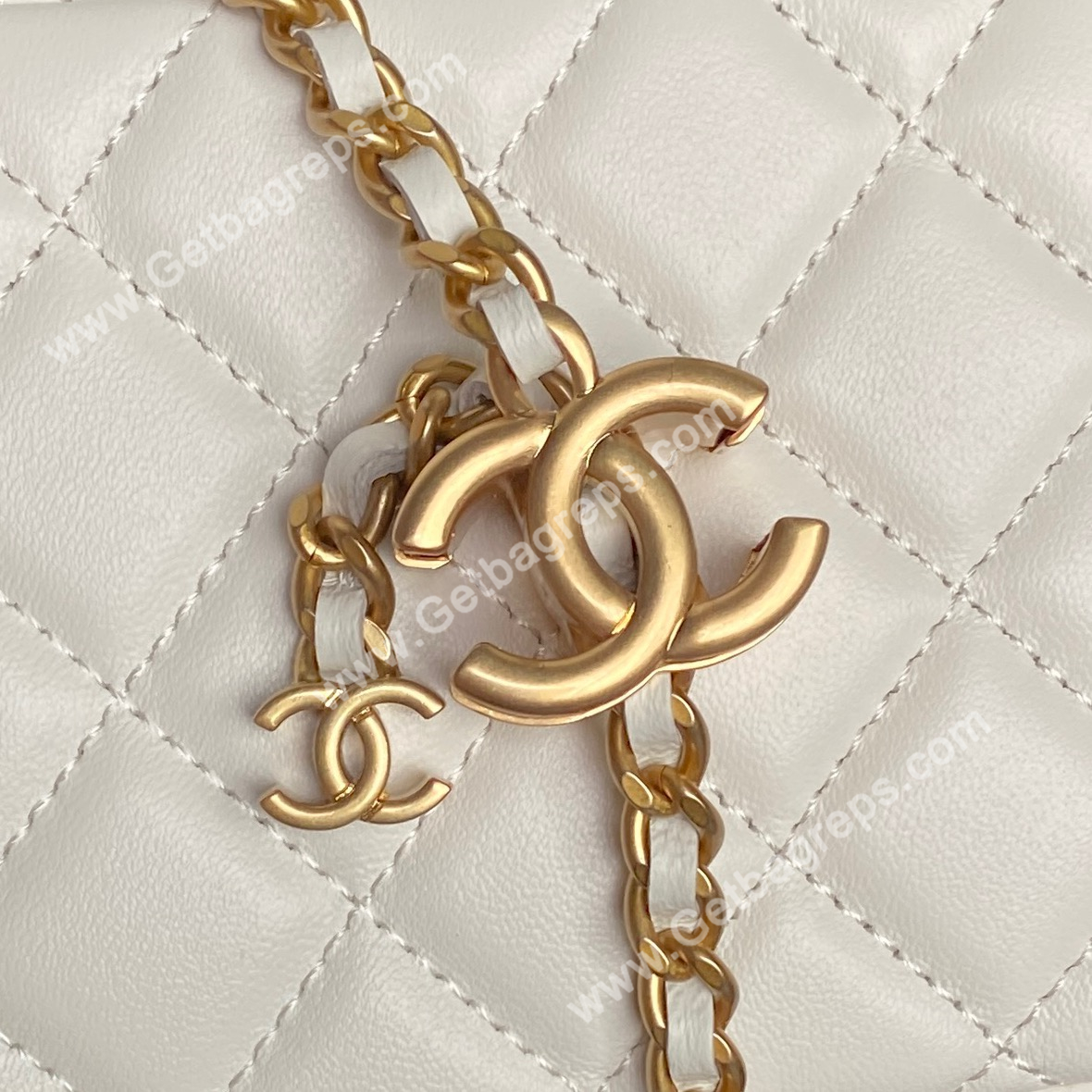 Chanel AP3940 White Shiny Lambskin Vanity Bag Gold-Tone Metal 