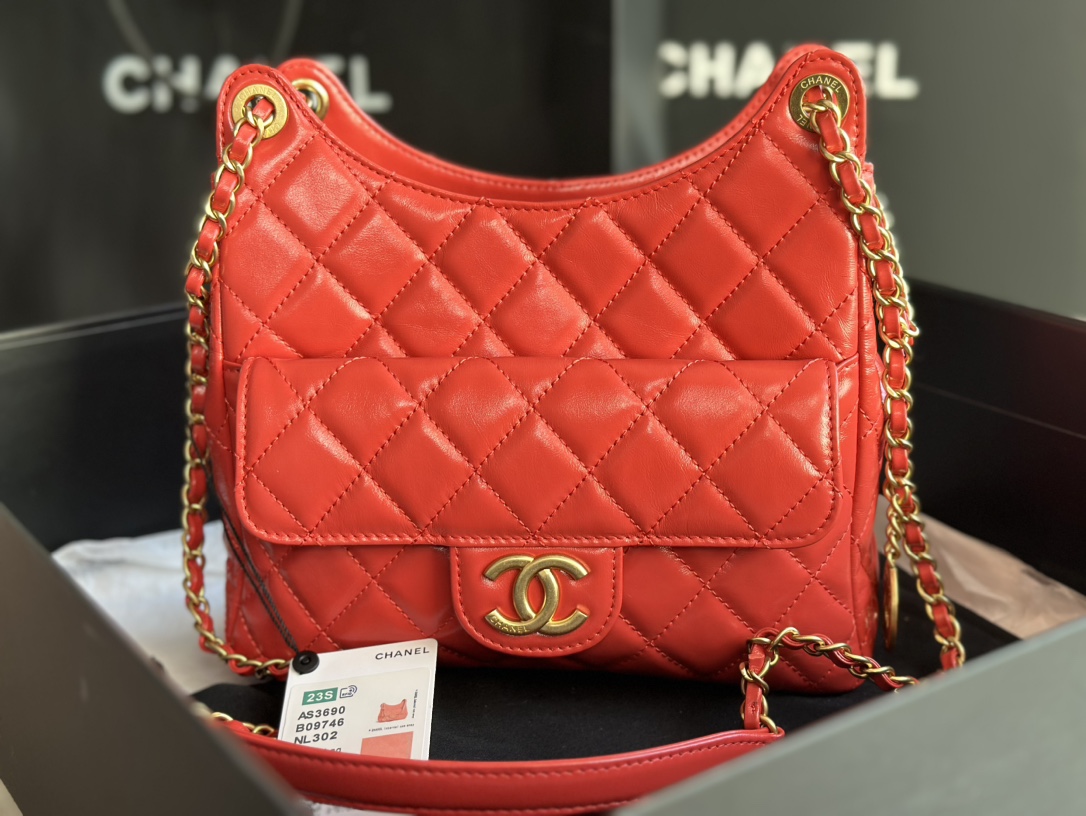 Chanel AS3690 Large HoBo Bag Shiny Crumpled Calfskin Gold-Tone Metal Red