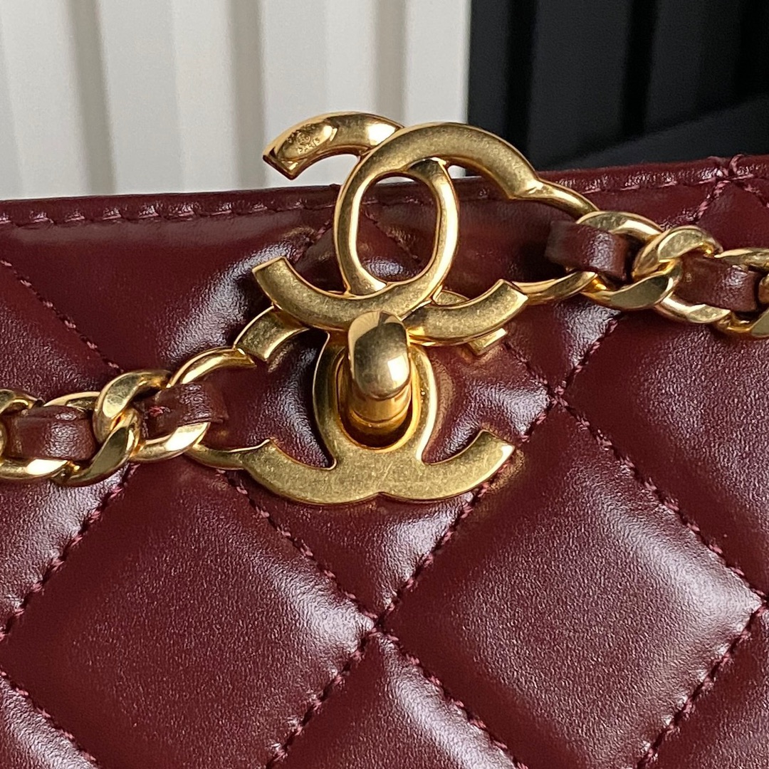 Chanel AS5203 Clutch Shiny Lambskin Gold-Tone Metal Red