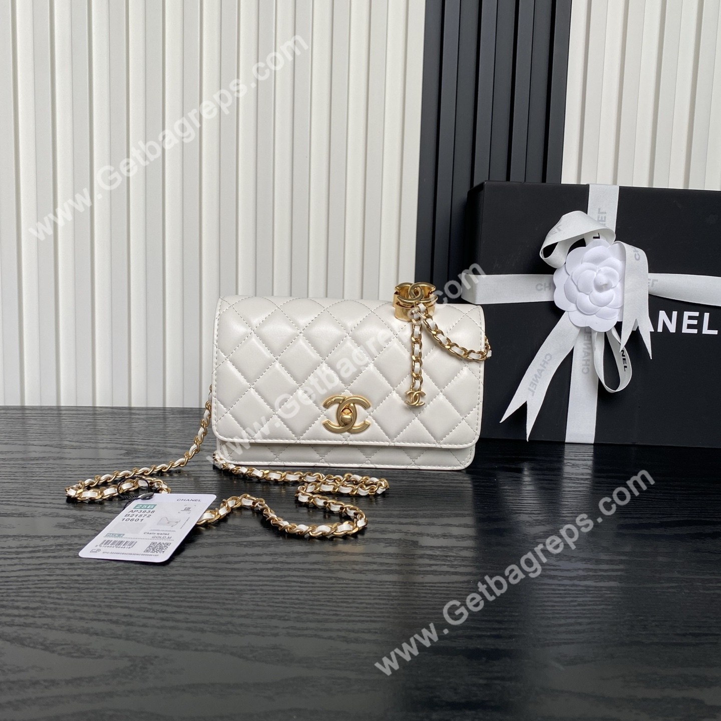 Chanel Ap3938 Wallet on chain Shiny Lambskin Gold-Tone Metal White