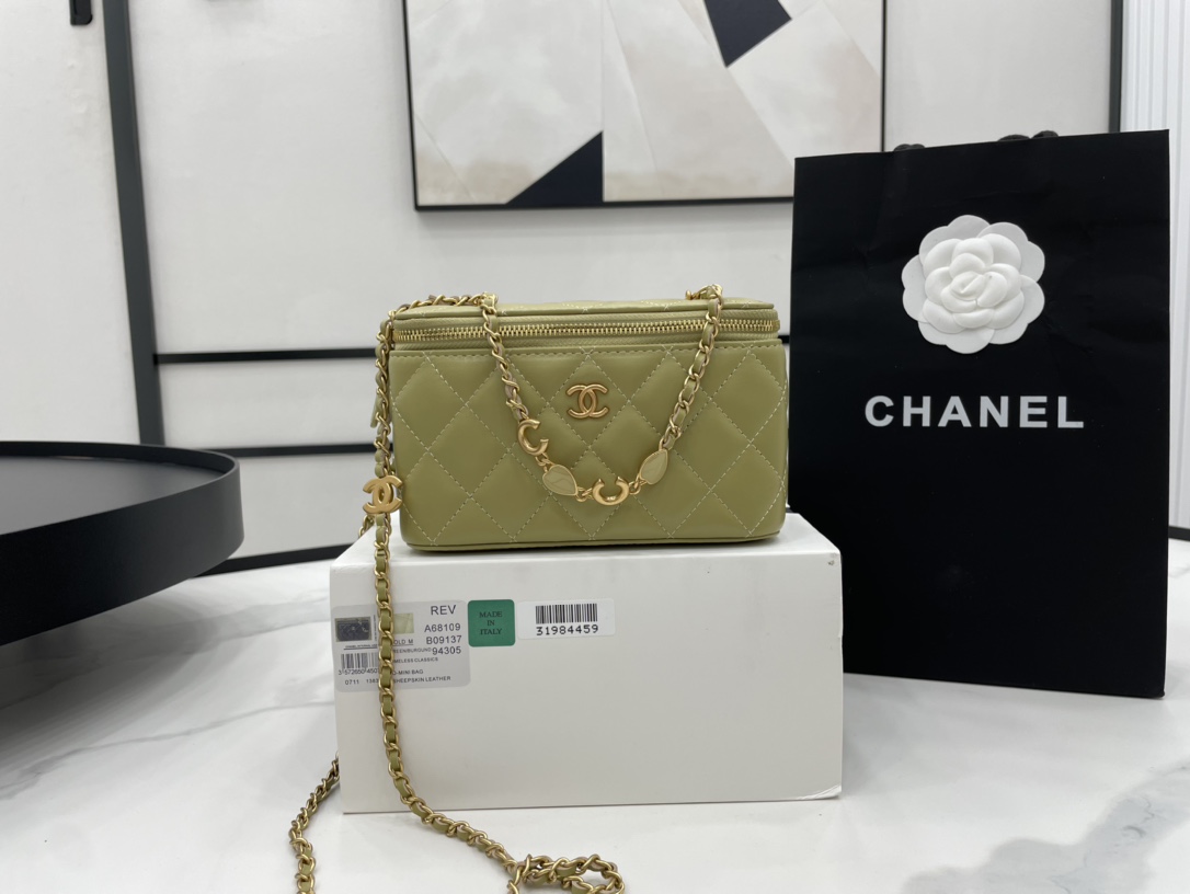 Chanel Box Bag With Heart Chain Green Leather A68109