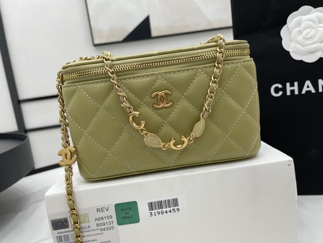 Chanel Box Bag With Heart Chain Green Leather A68109