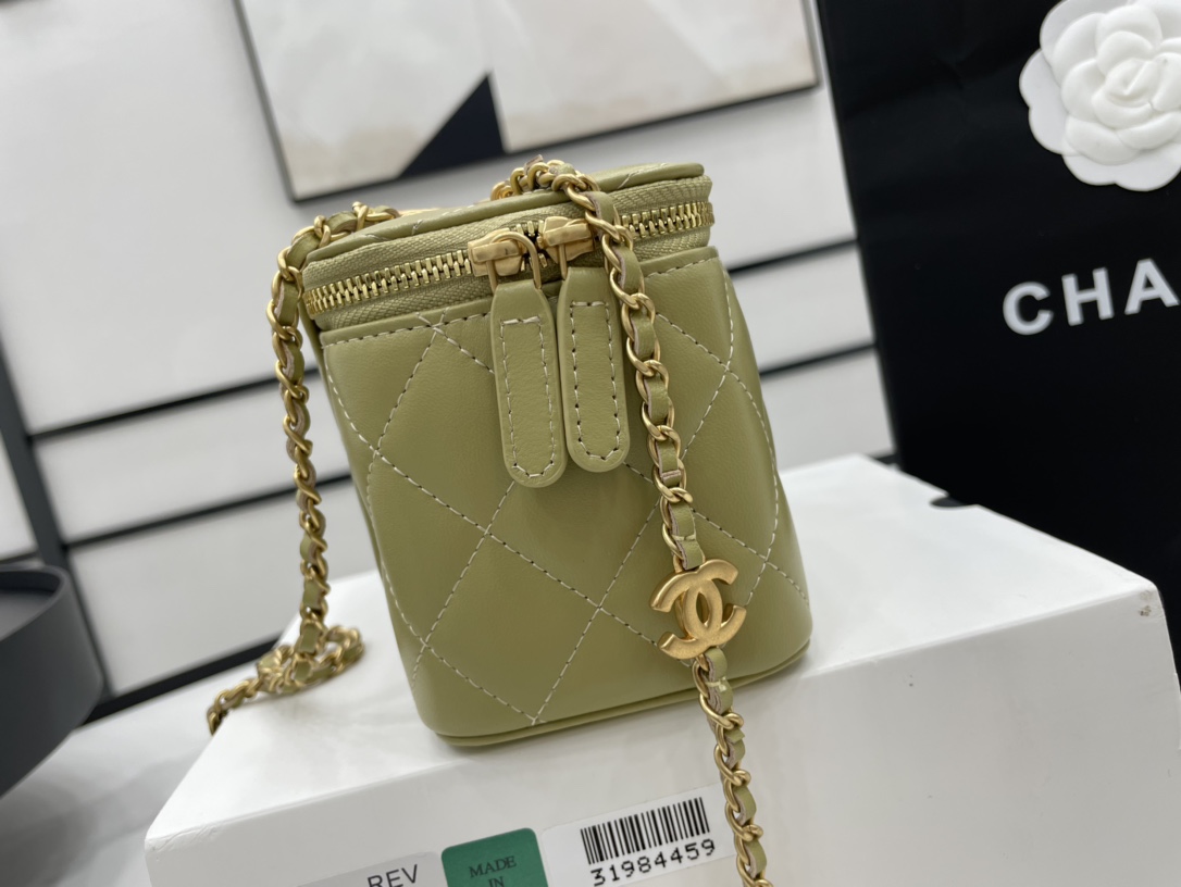 Chanel Box Bag With Heart Chain Green Leather A68109