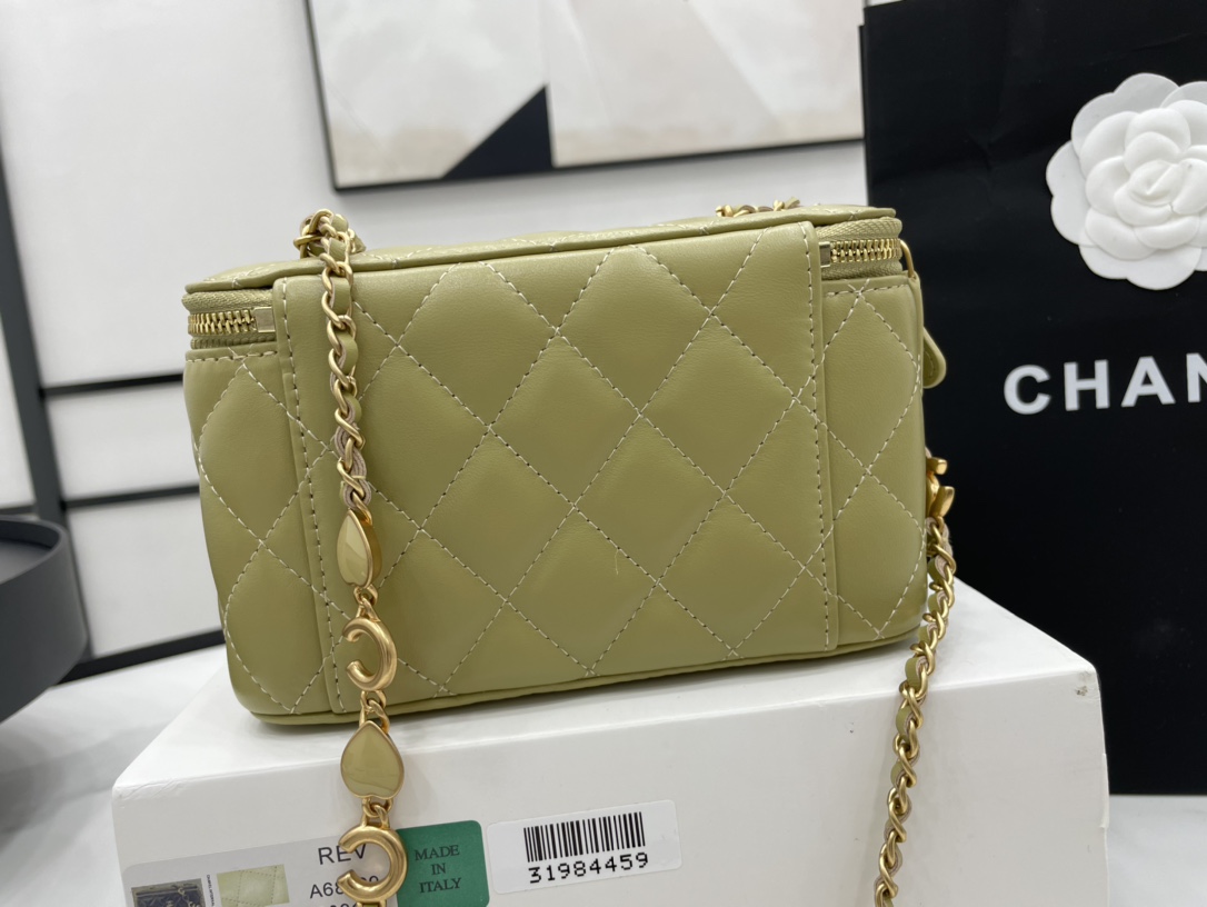 Chanel Box Bag With Heart Chain Green Leather A68109