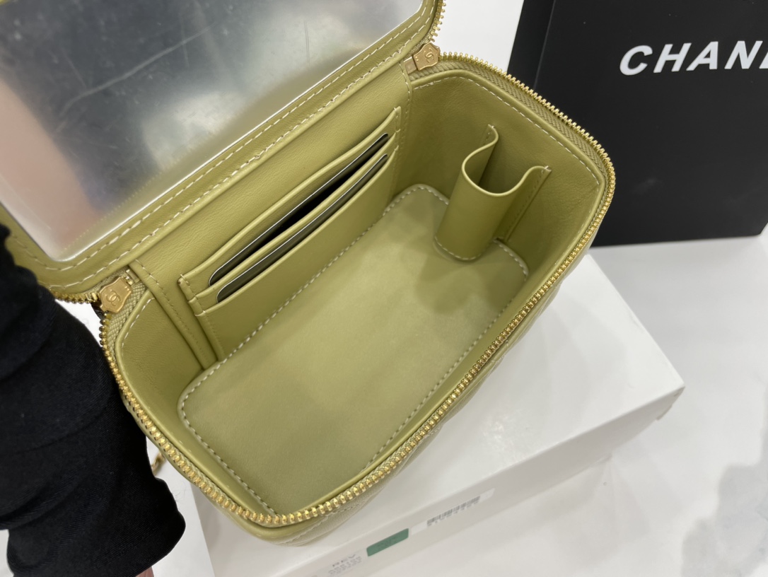 Chanel Box Bag With Heart Chain Green Leather A68109