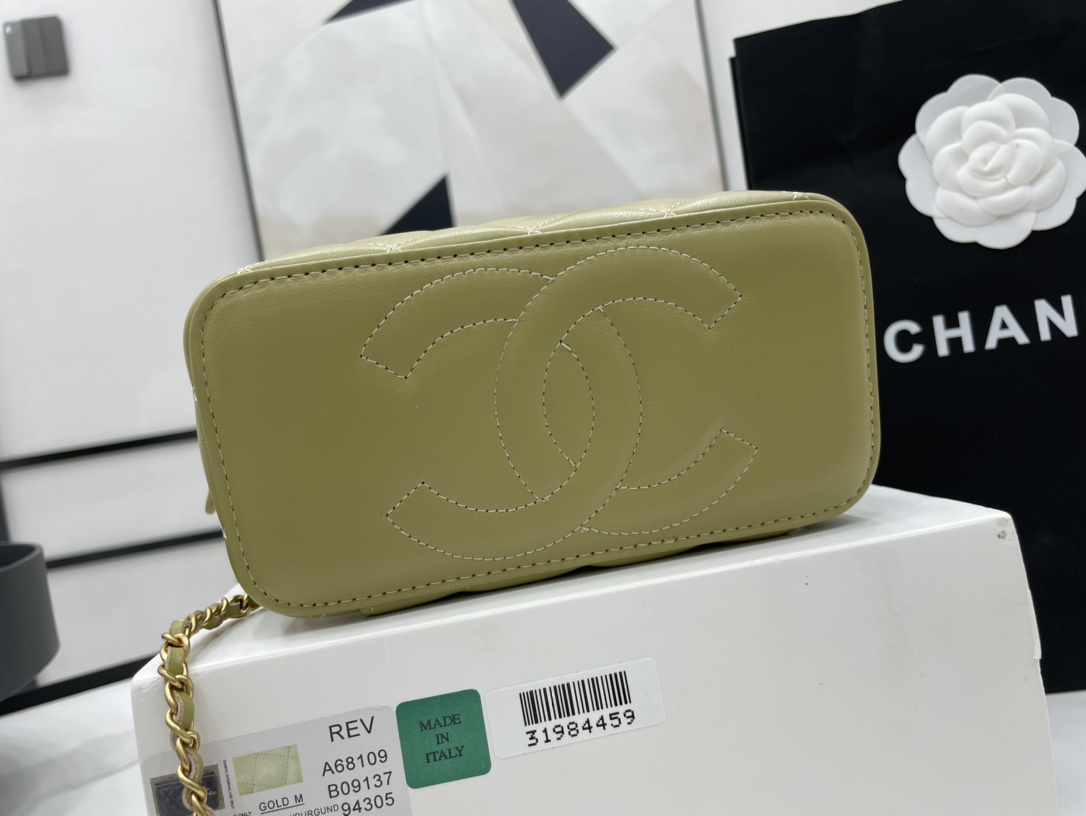 Chanel Box Bag With Heart Chain Green Leather A68109