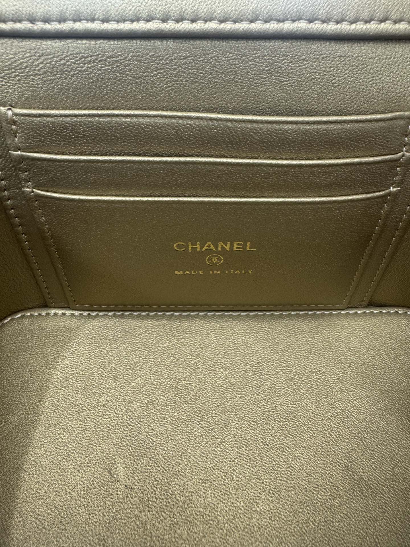 Chanel Ohanel 22B AP2303Y White Vanity Case