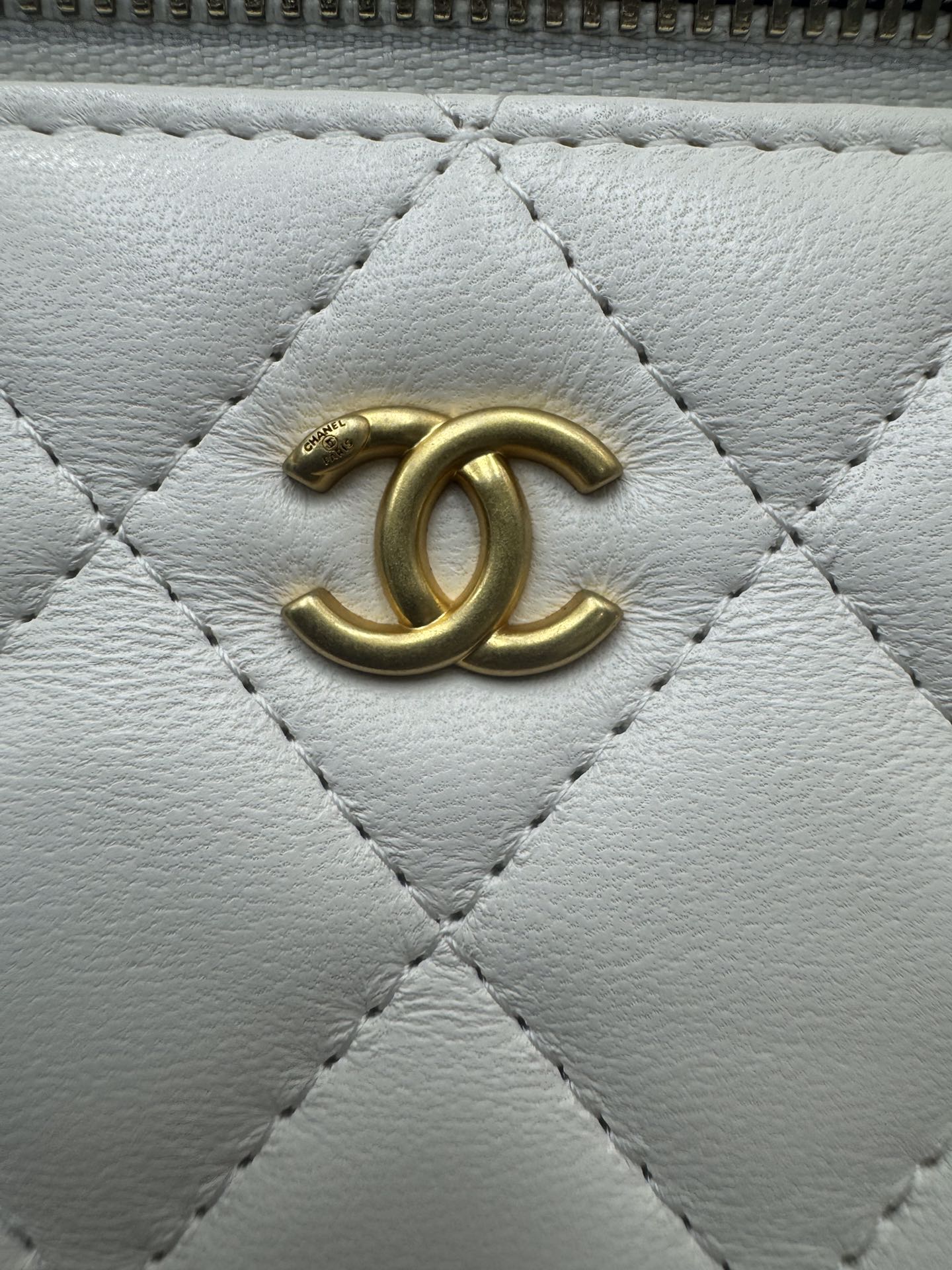 Chanel Ohanel 22B AP2303Y White Vanity Case