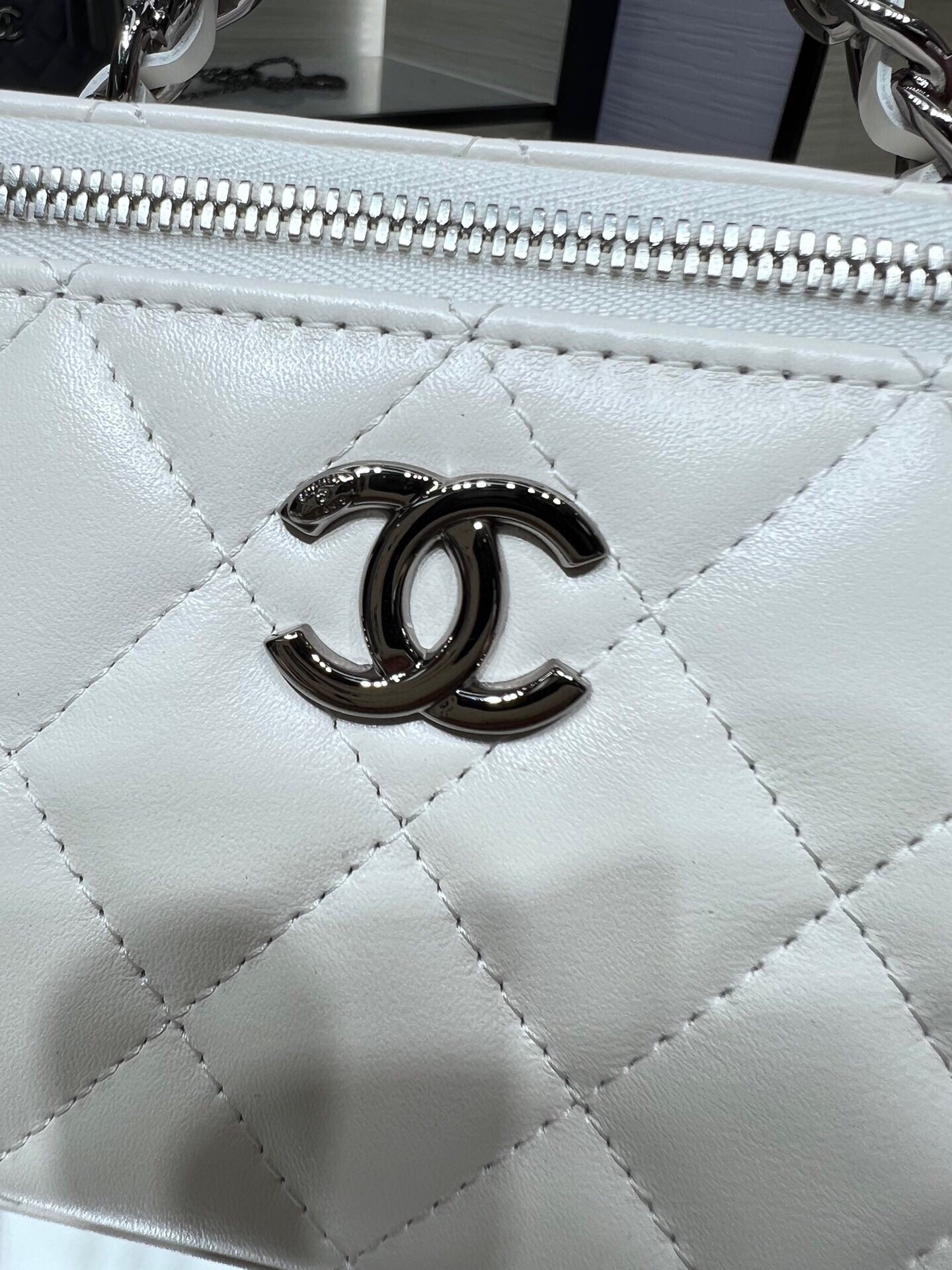 Chanel Ohanel 23K AP3593Y White Vanity Case