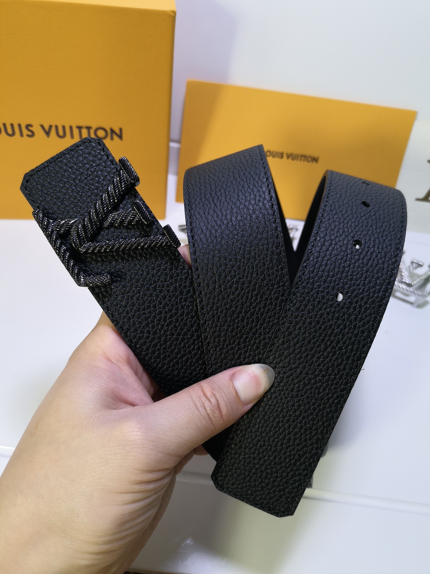 Cheap Replica Louis Vuitton Men Leather Belt 111
