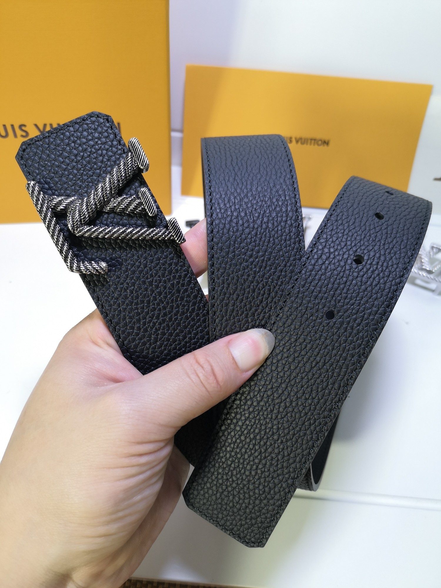 Cheap Replica Louis Vuitton Men Leather Belt 111