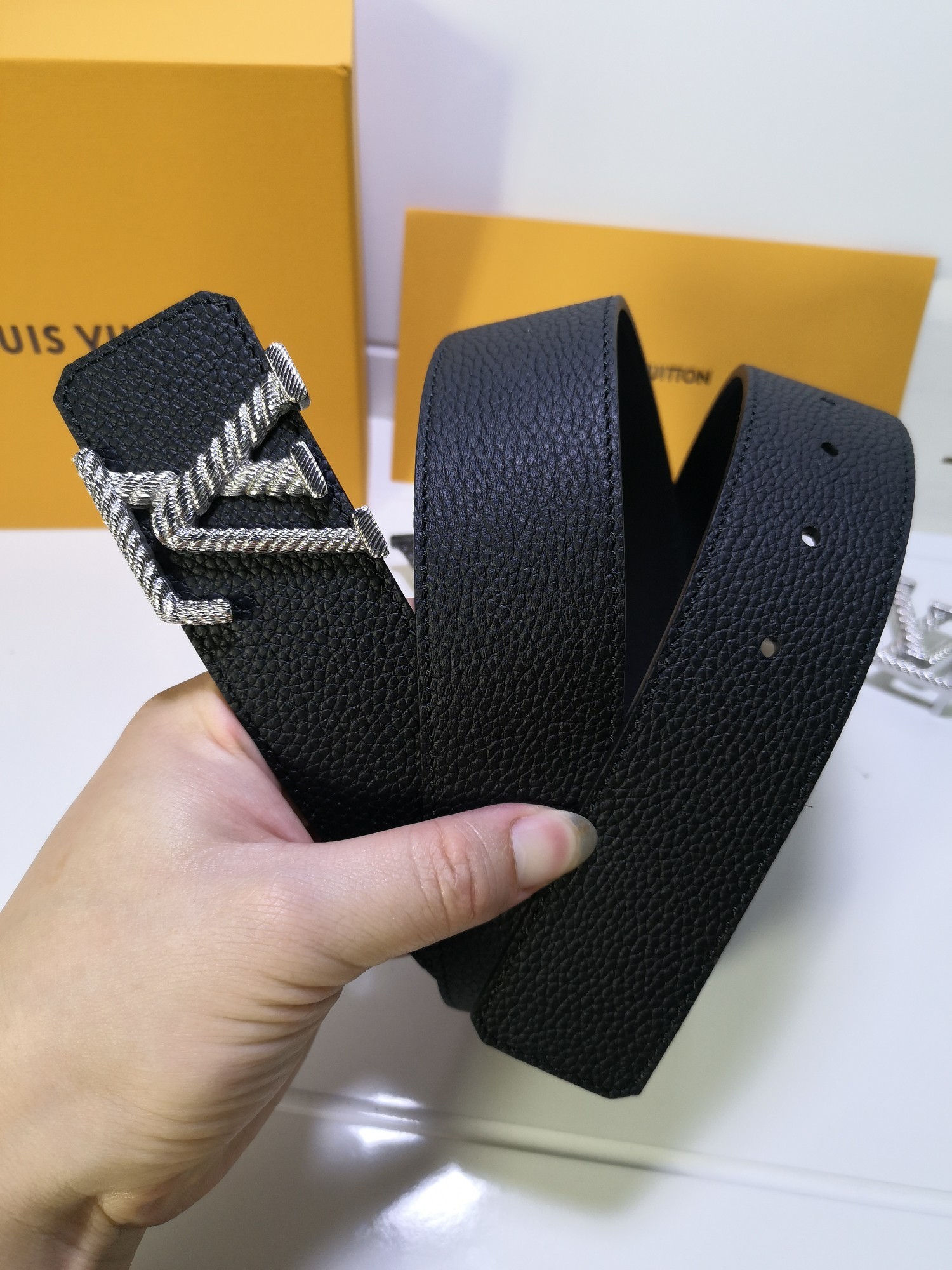Cheap Replica Louis Vuitton Men Leather Belt 111