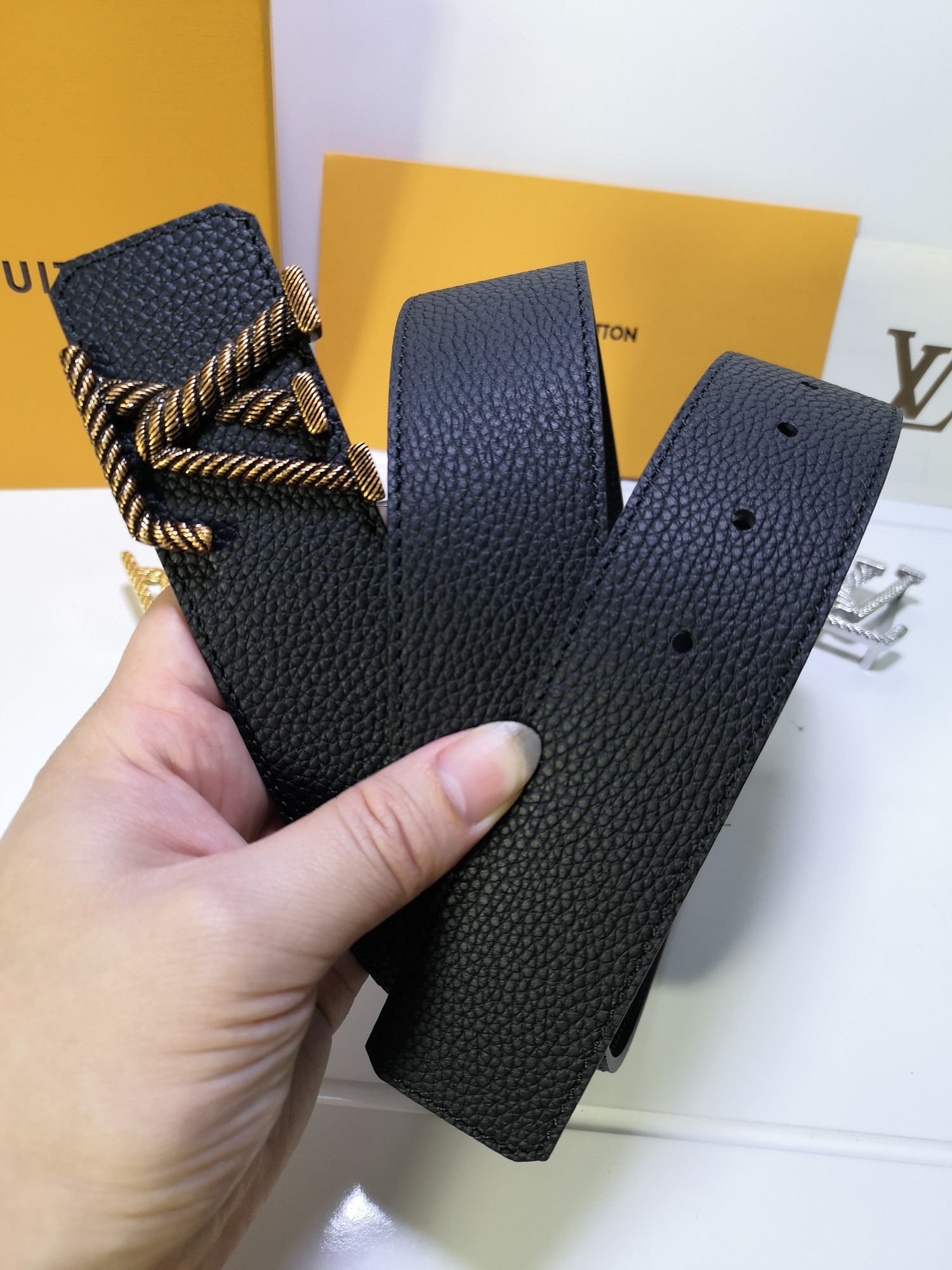 Cheap Replica Louis Vuitton Men Leather Belt 111