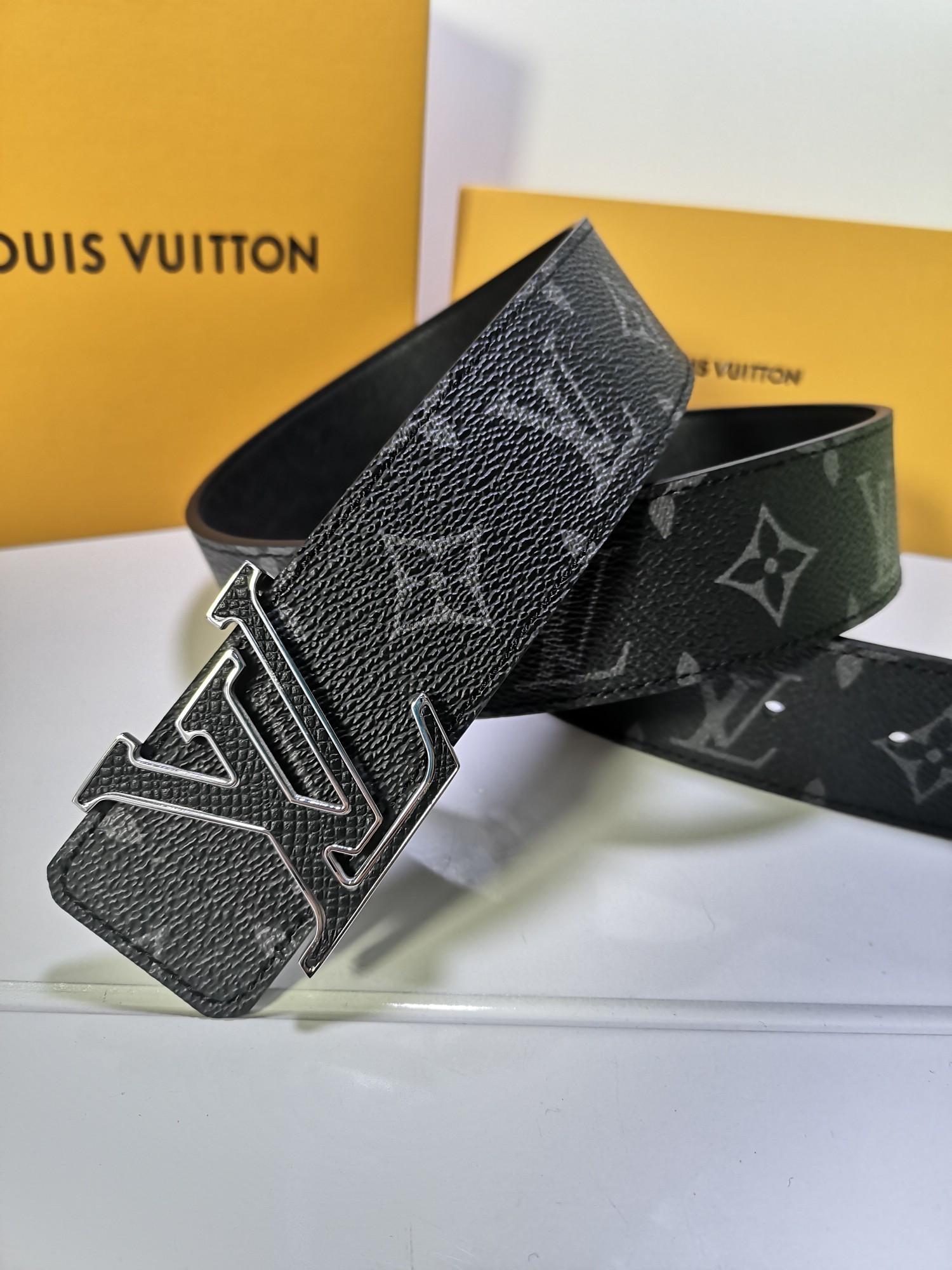 Cheap Replica Louis Vuitton Men Leather Belt Width 4CM 112
