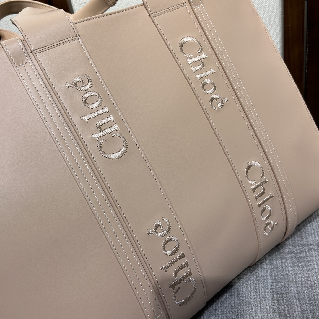 Chloe Large Woody Tote Bag from Smooth Calfskin light Tan