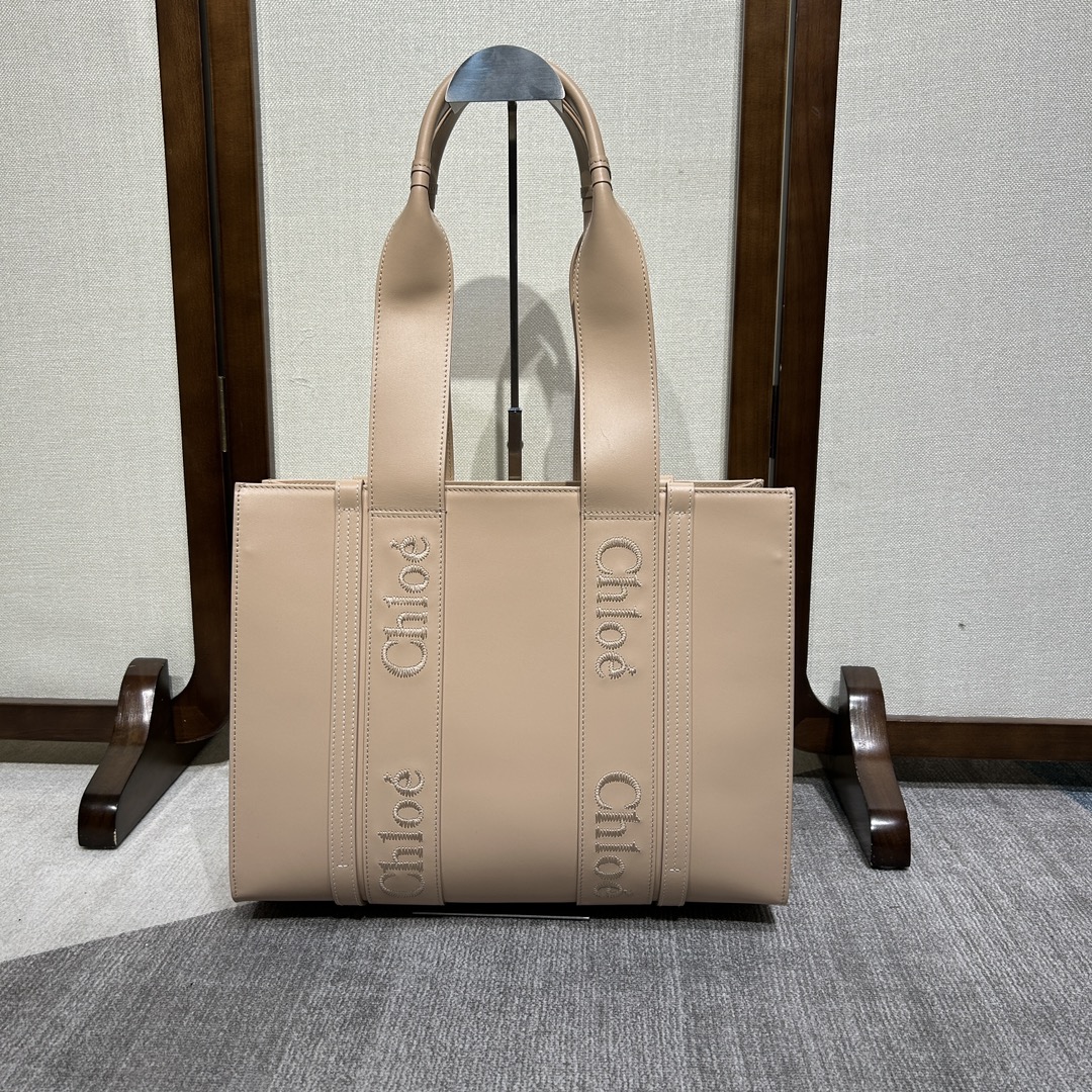 Chloe Medium Woody Tote Bag from Smooth Calfskin light Tan