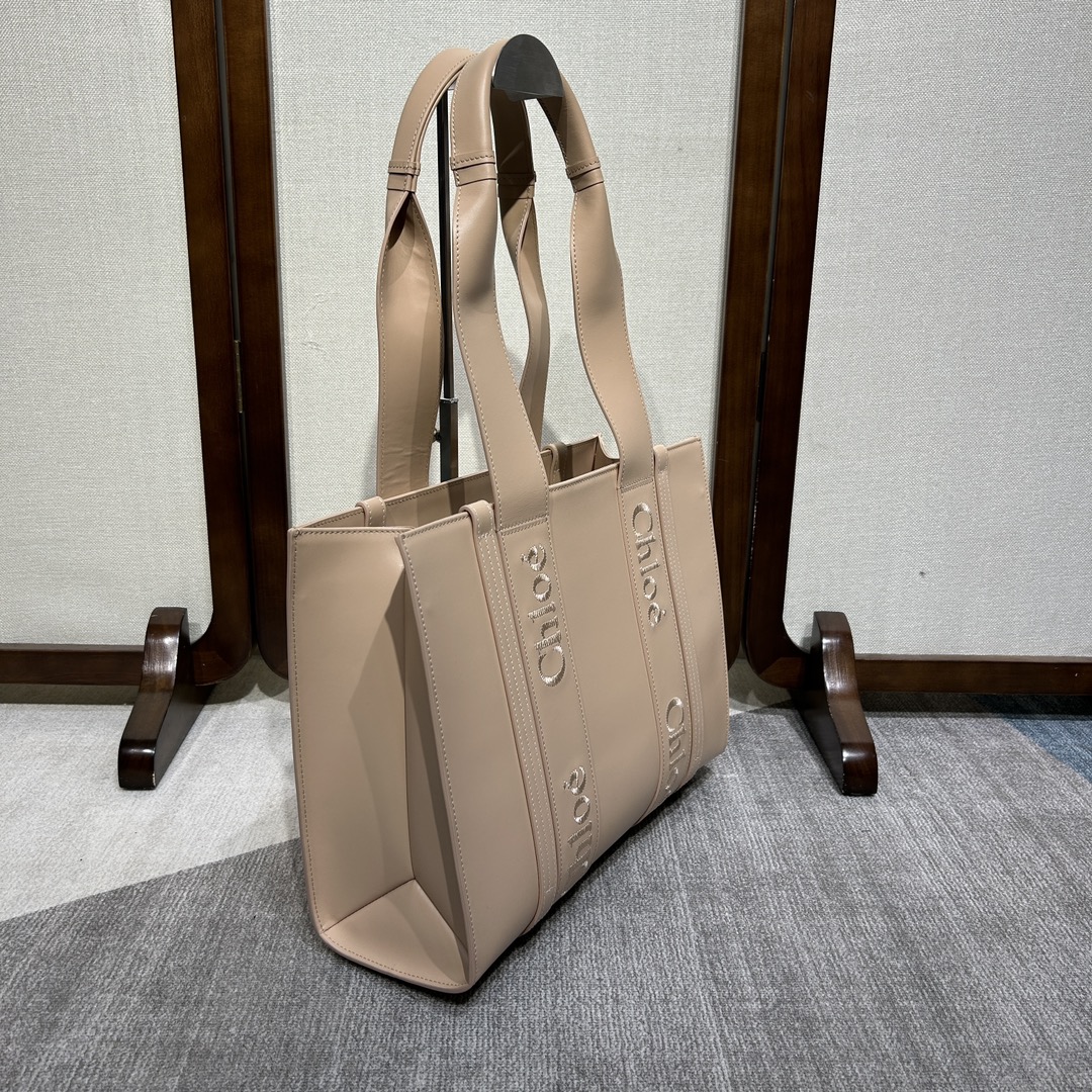 Chloe Medium Woody Tote Bag from Smooth Calfskin light Tan