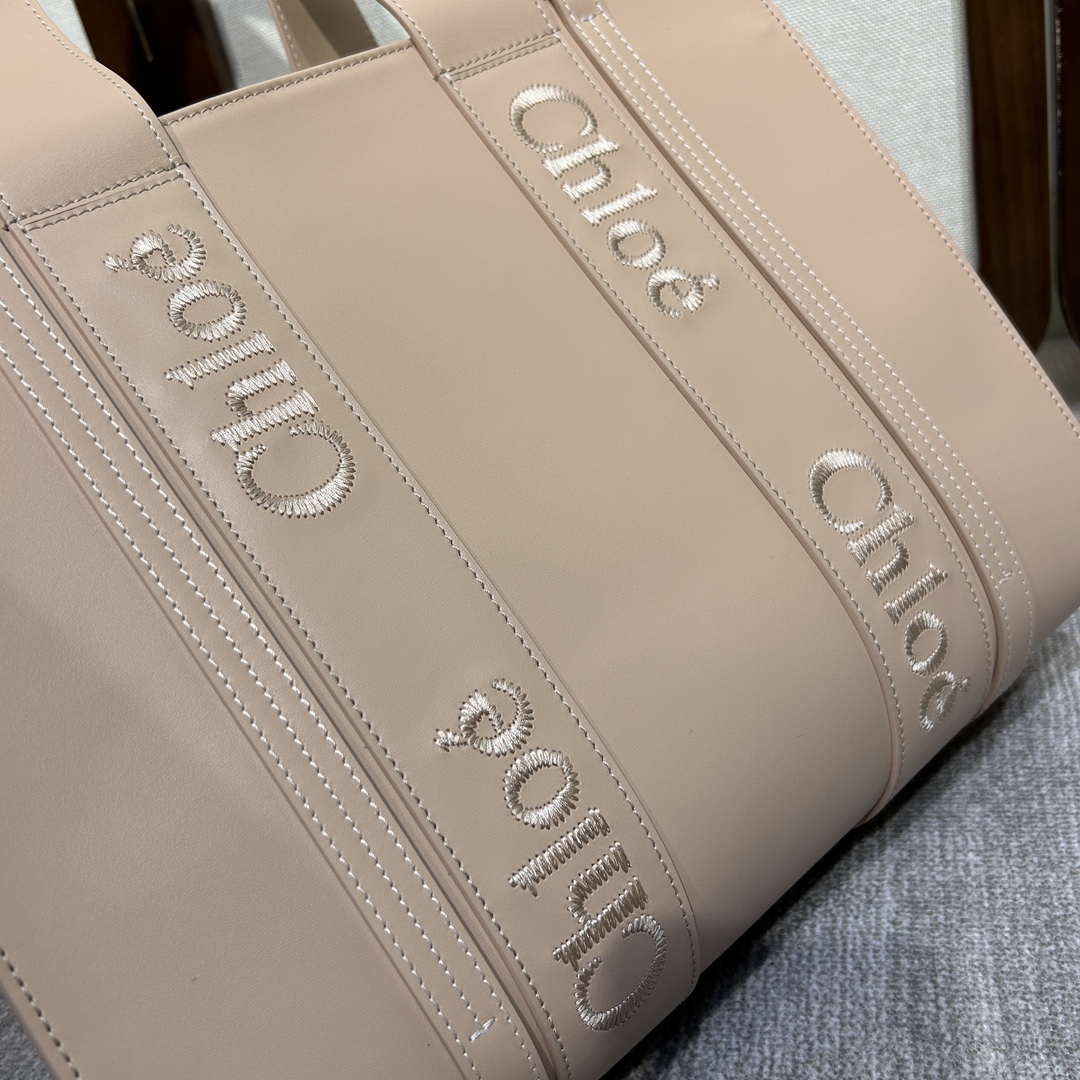 Chloe Medium Woody Tote Bag from Smooth Calfskin light Tan