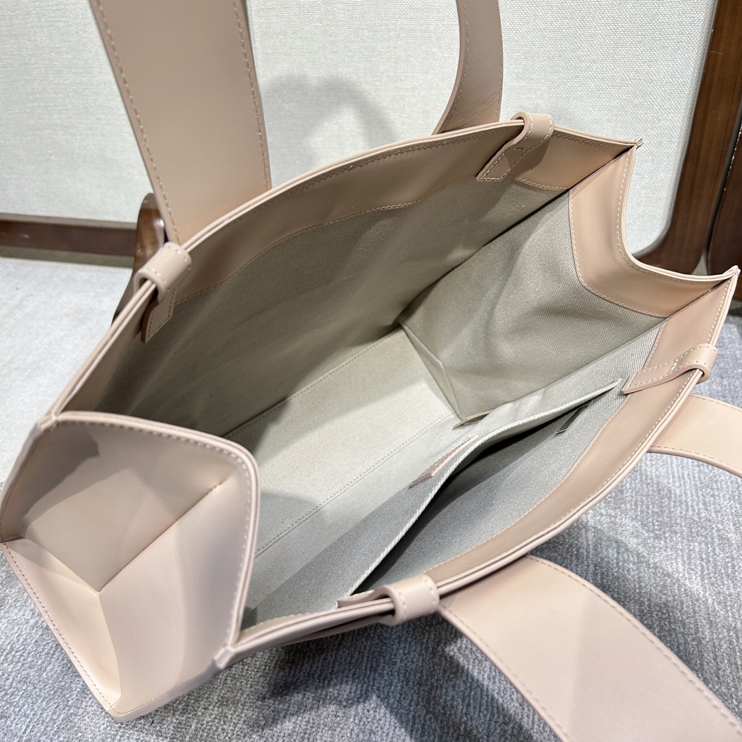 Chloe Medium Woody Tote Bag from Smooth Calfskin light Tan