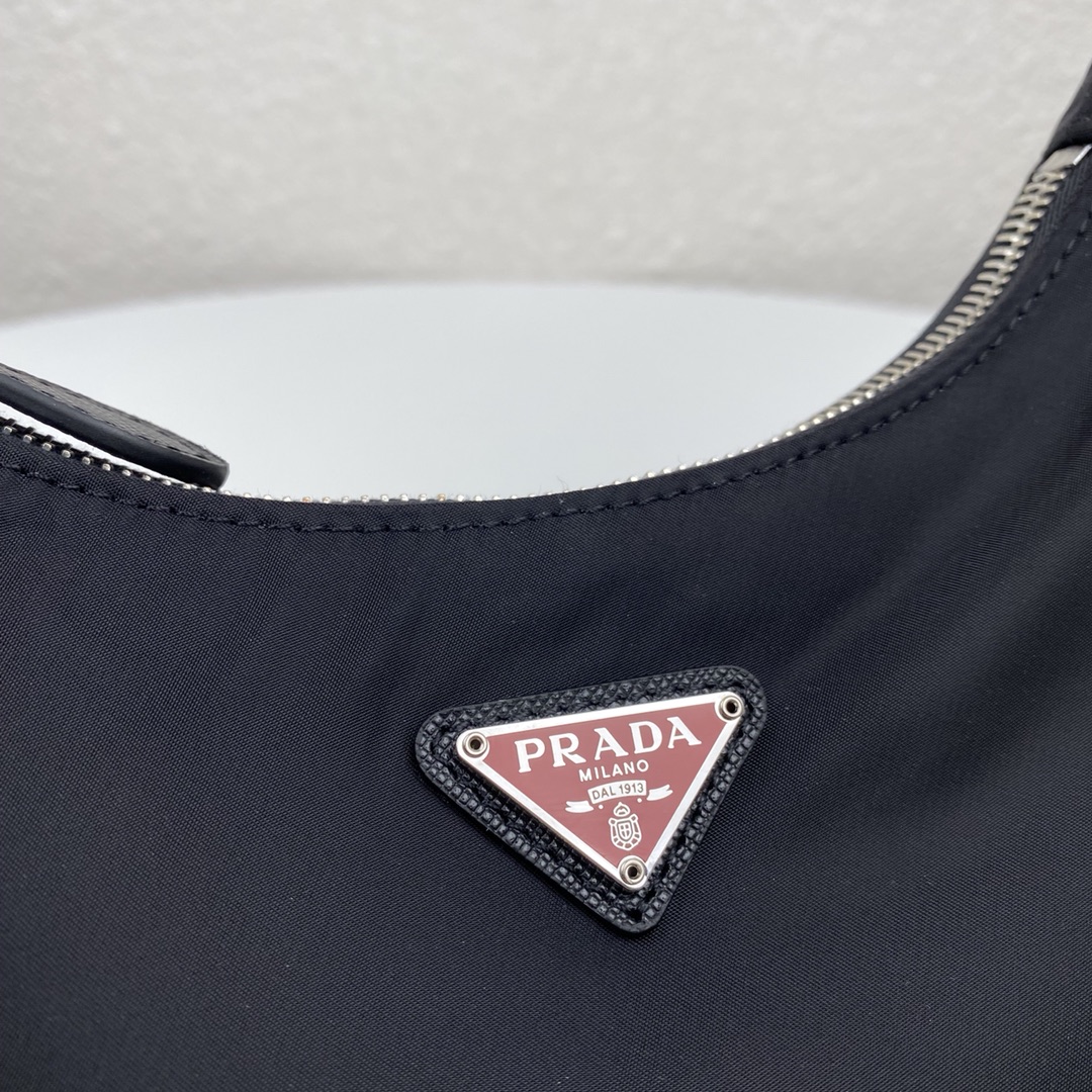 Copy Prada 1BH204 Re-Edition 2005 Re-Nylon Bag Black and Red