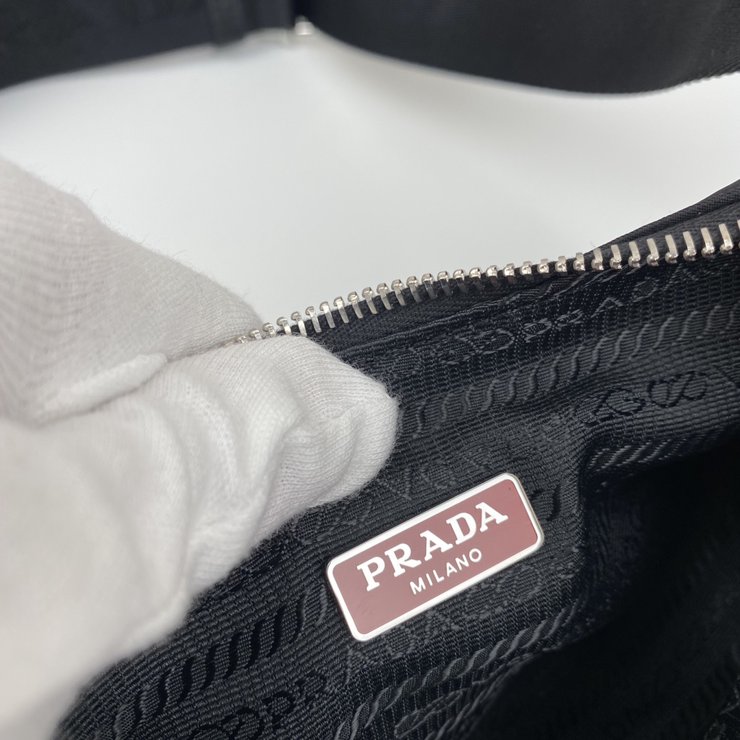 Copy Prada 1BH204 Re-Edition 2005 Re-Nylon Bag Black and Red