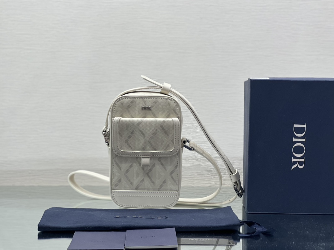 Dior Hit The Road Vertical Pouch Dior White CD Diamond Canvas