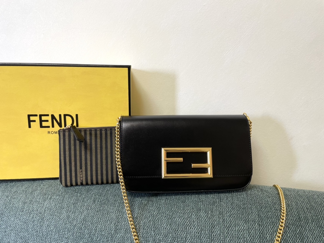 Fendi Baguette Leather Shoulder Bag Black