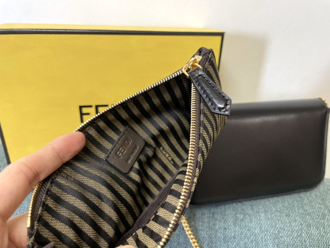 Fendi Baguette Leather Shoulder Bag Black