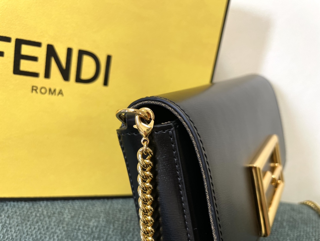 Fendi Baguette Leather Shoulder Bag Black