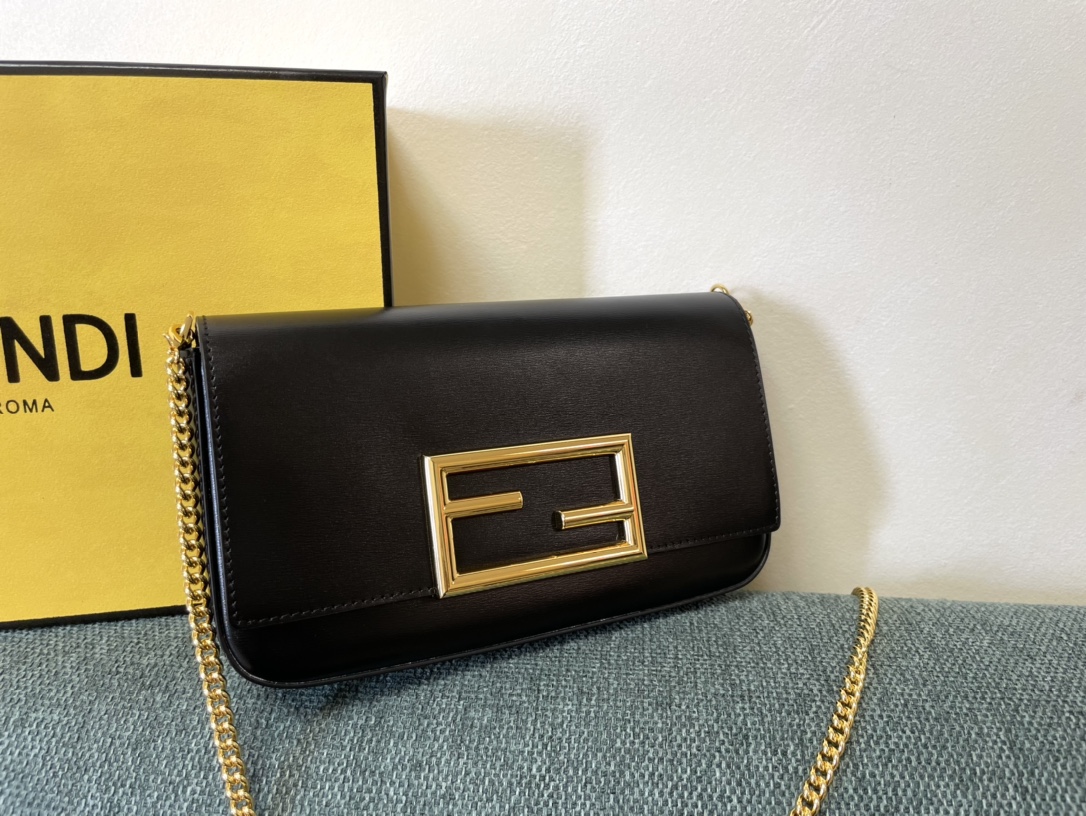 Fendi Baguette Leather Shoulder Bag Black