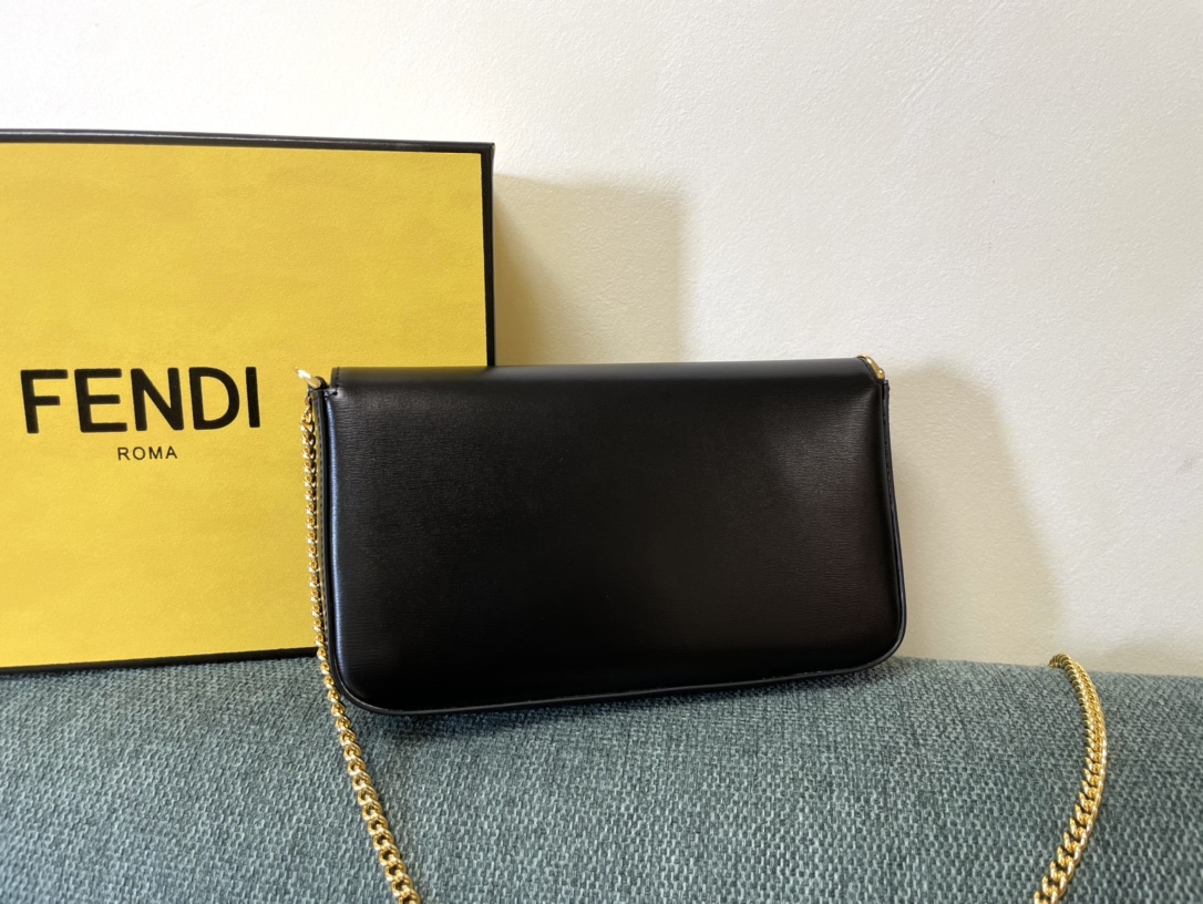 Fendi Baguette Leather Shoulder Bag Black