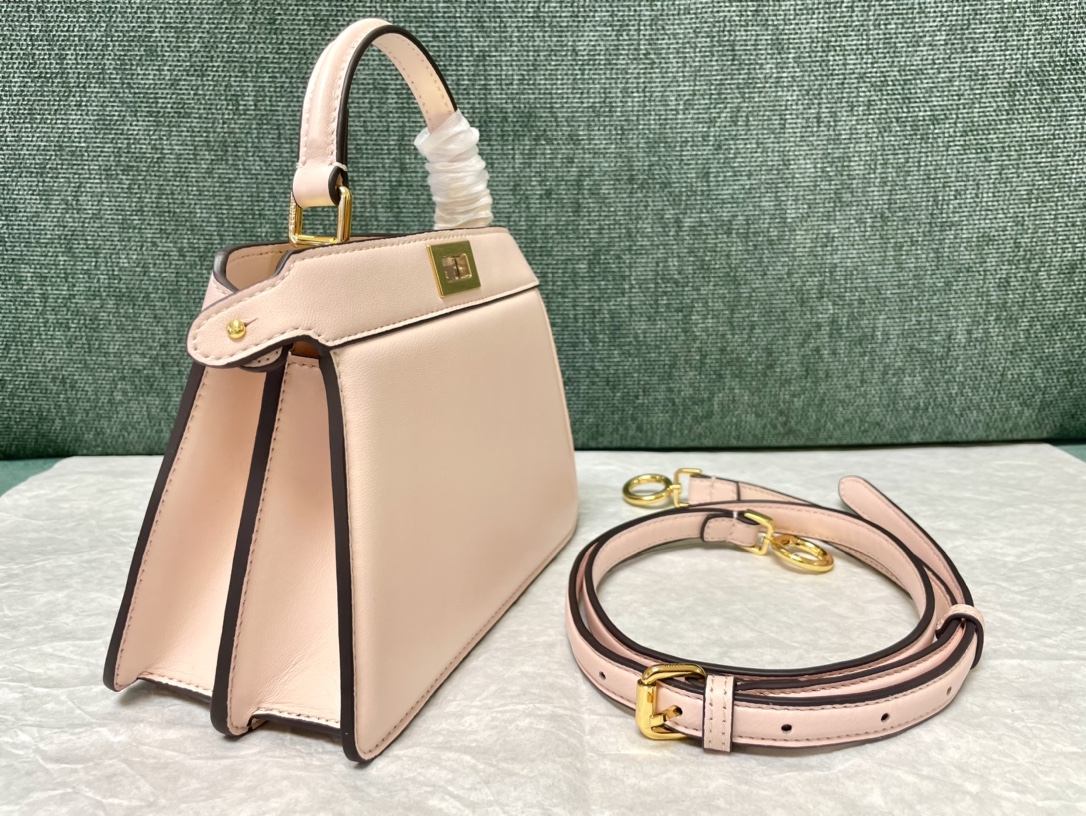 Fendi Peekaboo Iseeu Small Embellished with the Classic Twist Lock on Both Sides Pink Leather