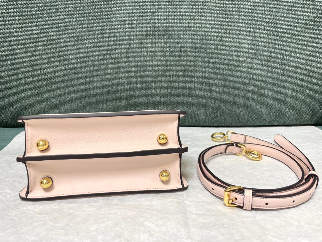 Fendi Peekaboo Iseeu Small Embellished with the Classic Twist Lock on Both Sides Pink Leather