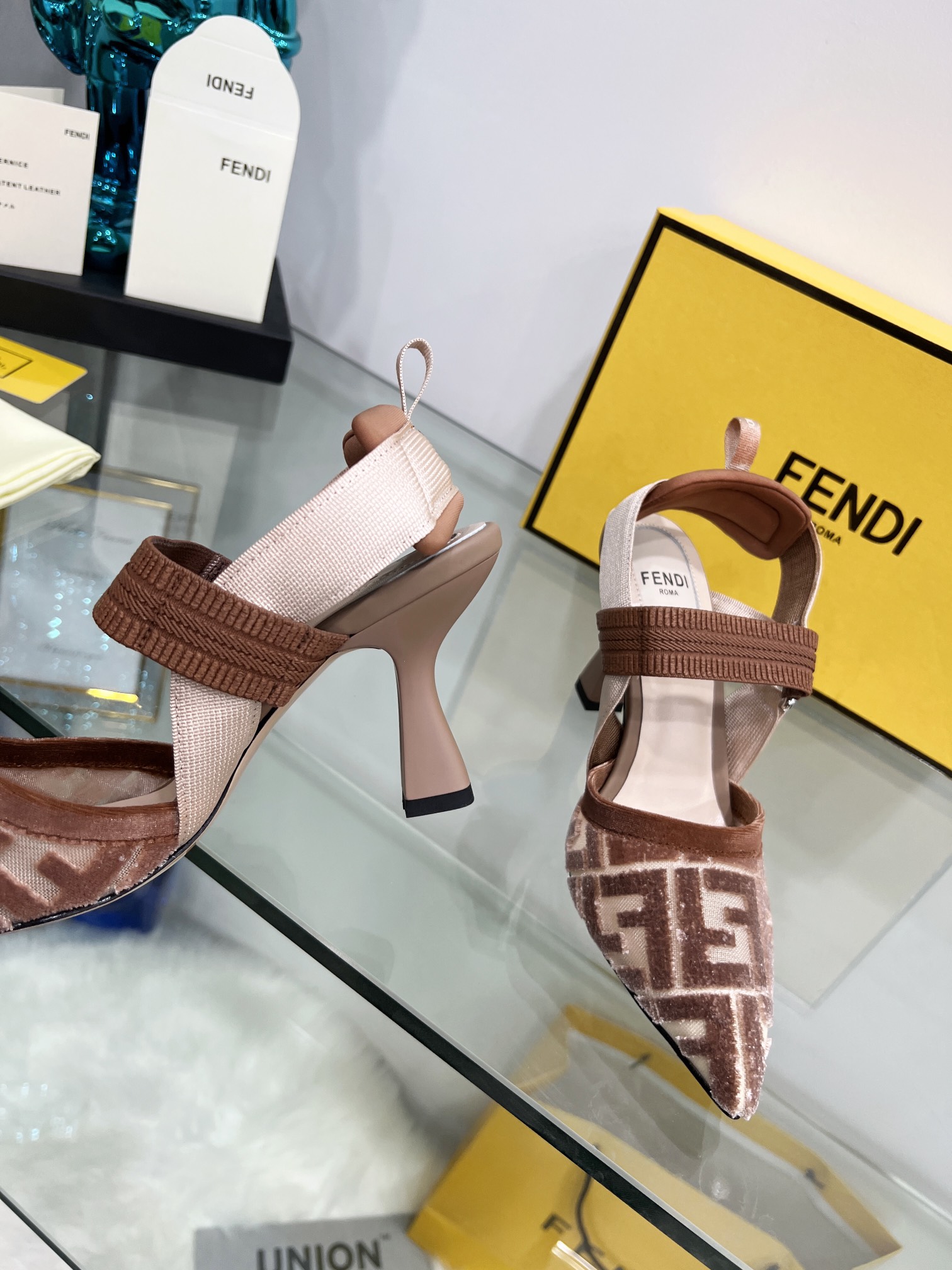 Fendi Women Colibri Pumps-0001  35-42