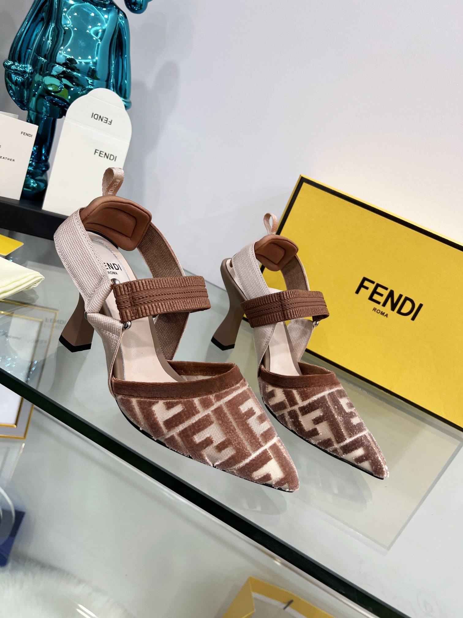 Fendi Women Colibri Pumps-0001  35-42