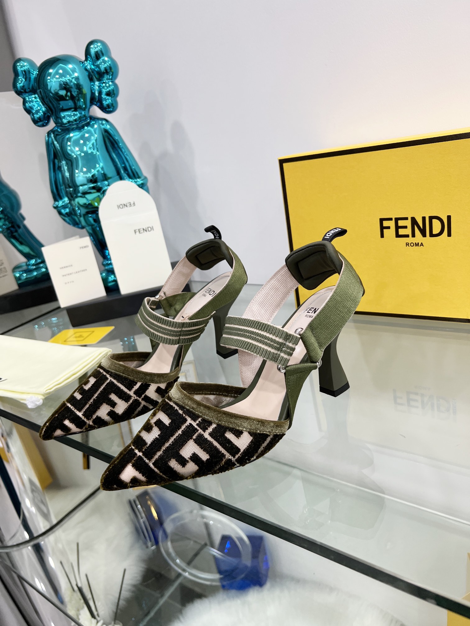 Fendi Women Colibri Pumps-0002  35-42