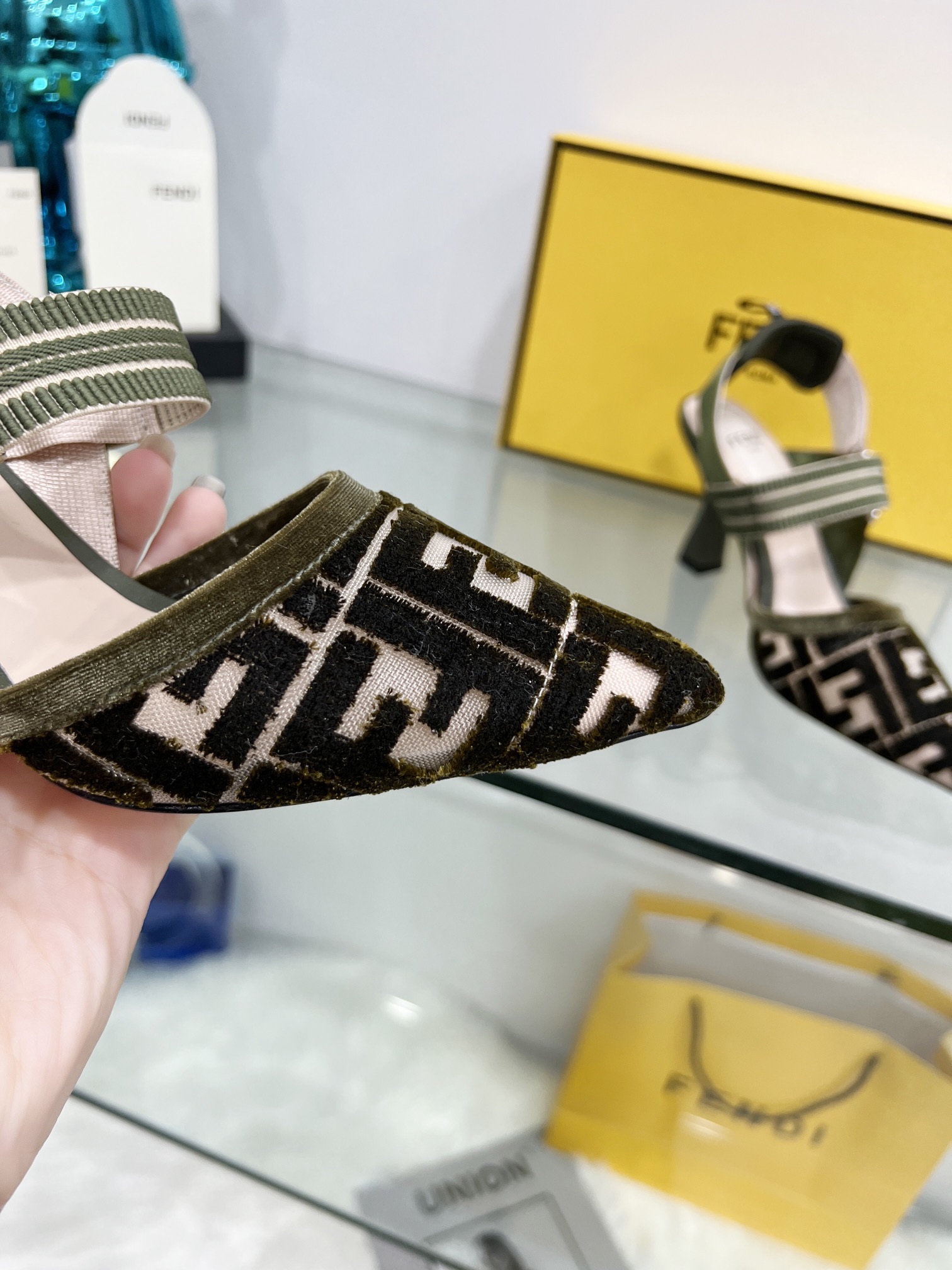 Fendi Women Colibri Pumps-0002  35-42