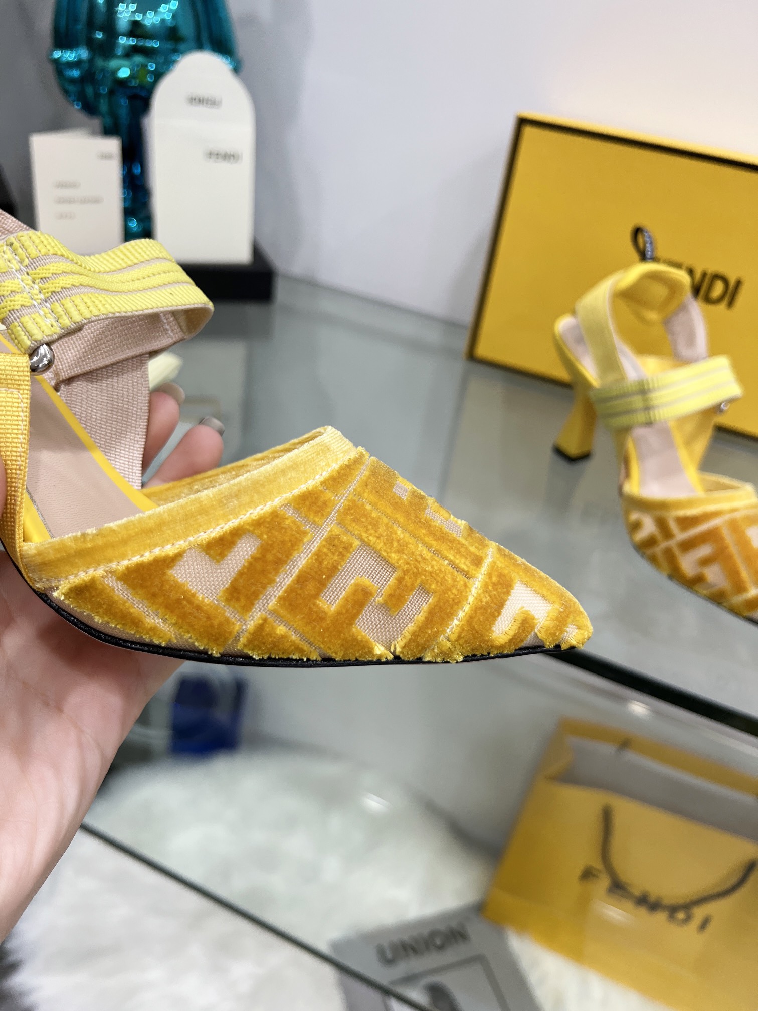 Fendi Women Colibri Pumps-0004  35-42