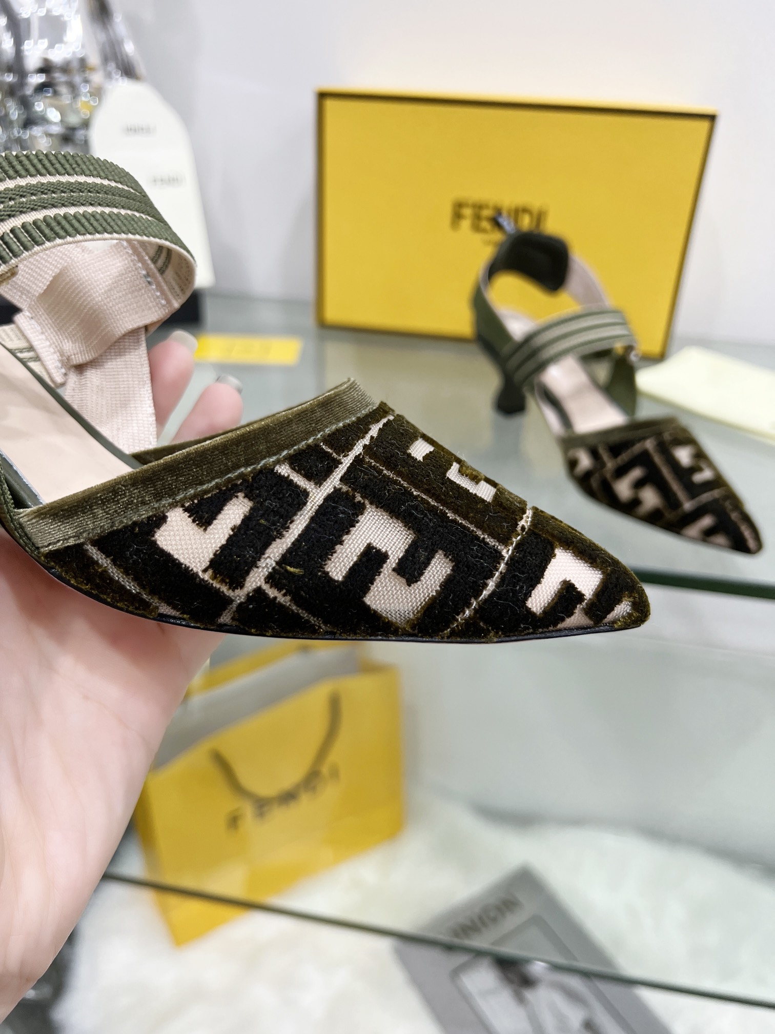 Fendi Women Colibri Pumps-0008  35-42