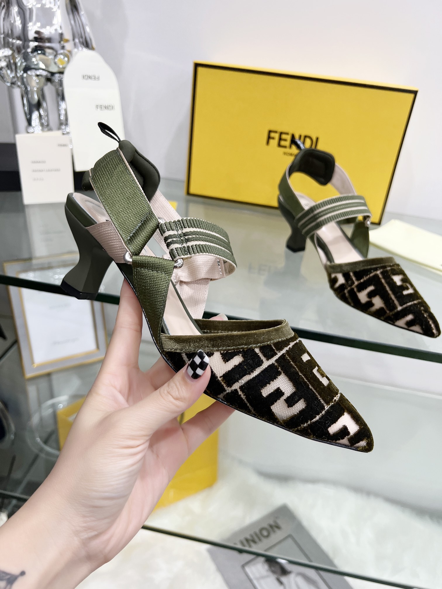 Fendi Women Colibri Pumps-0008  35-42