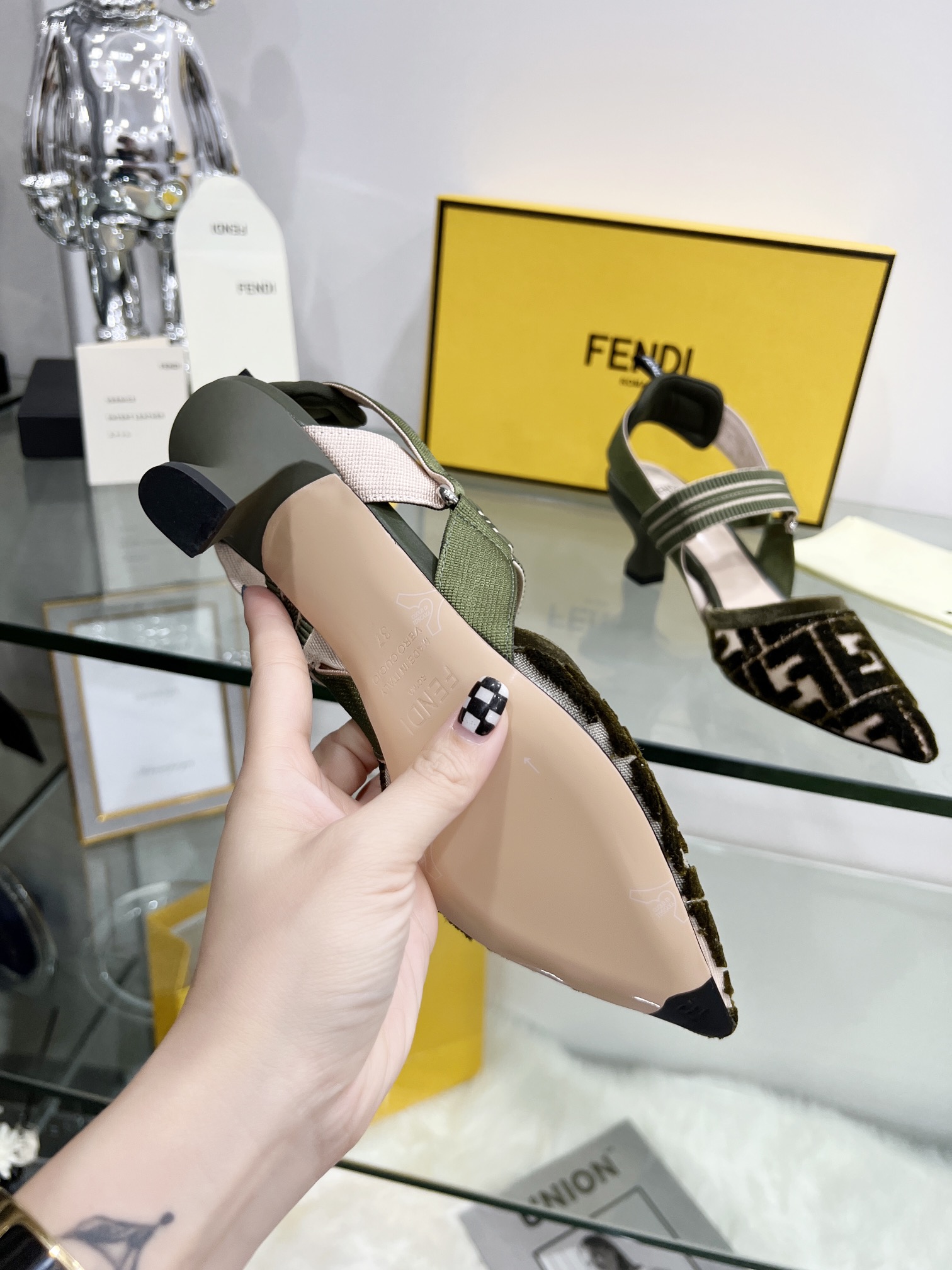 Fendi Women Colibri Pumps-0008  35-42