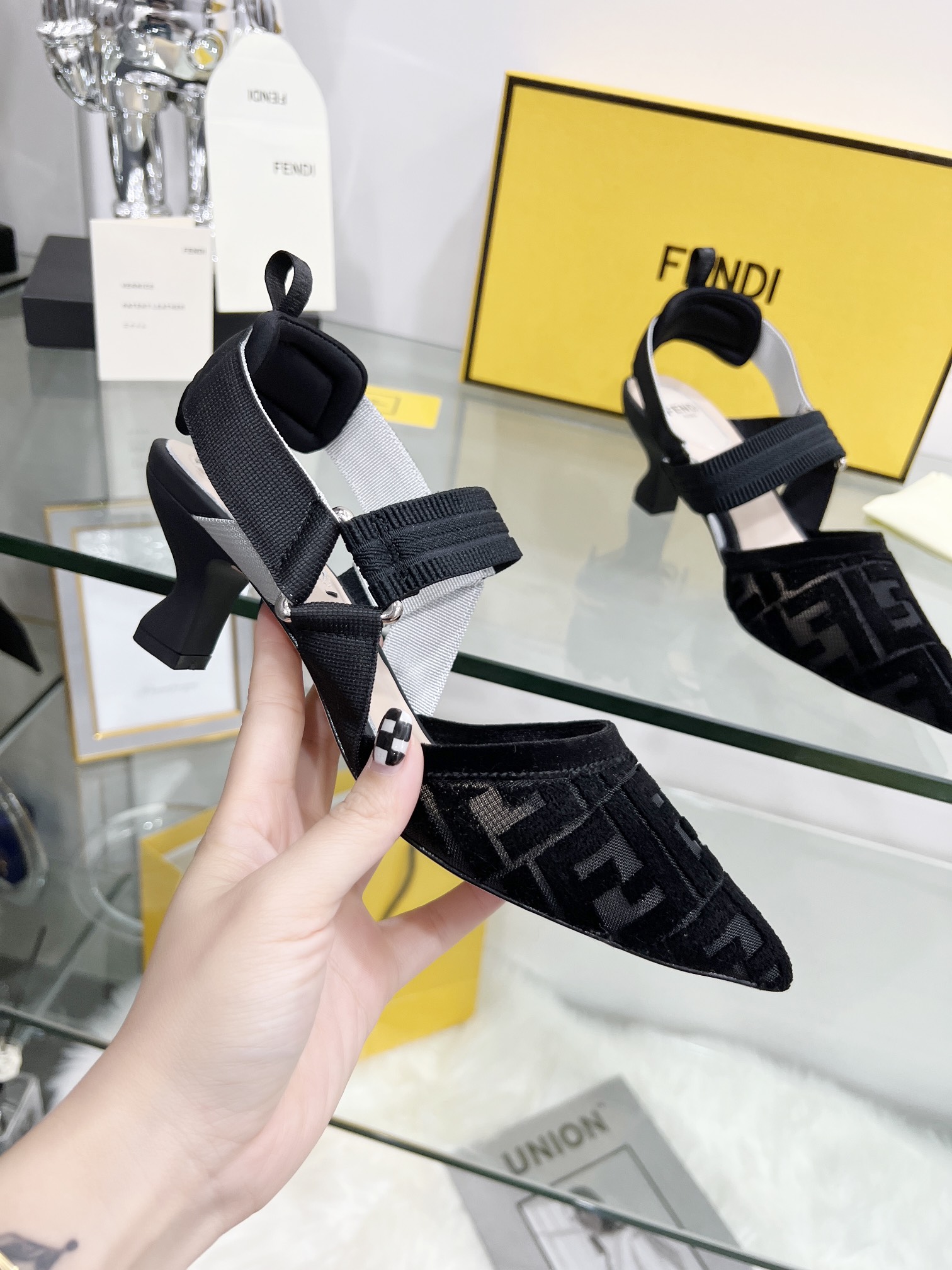 Fendi Women Colibri Pumps-0010  35-42