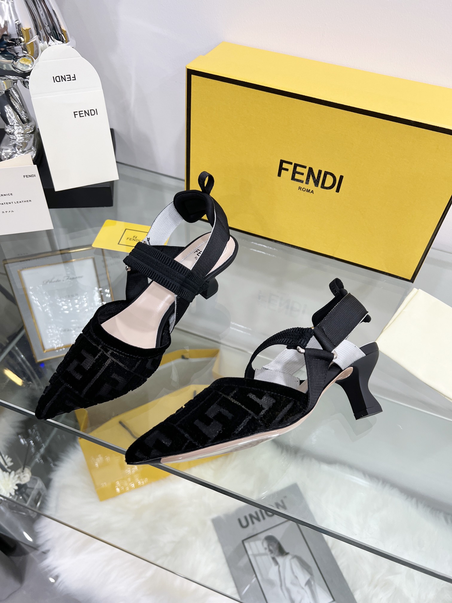 Fendi Women Colibri Pumps-0010  35-42