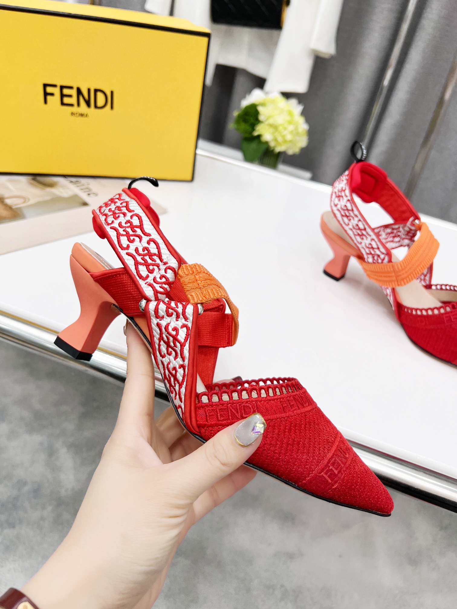 Fendi Women Colibri Pumps-0016  35-42