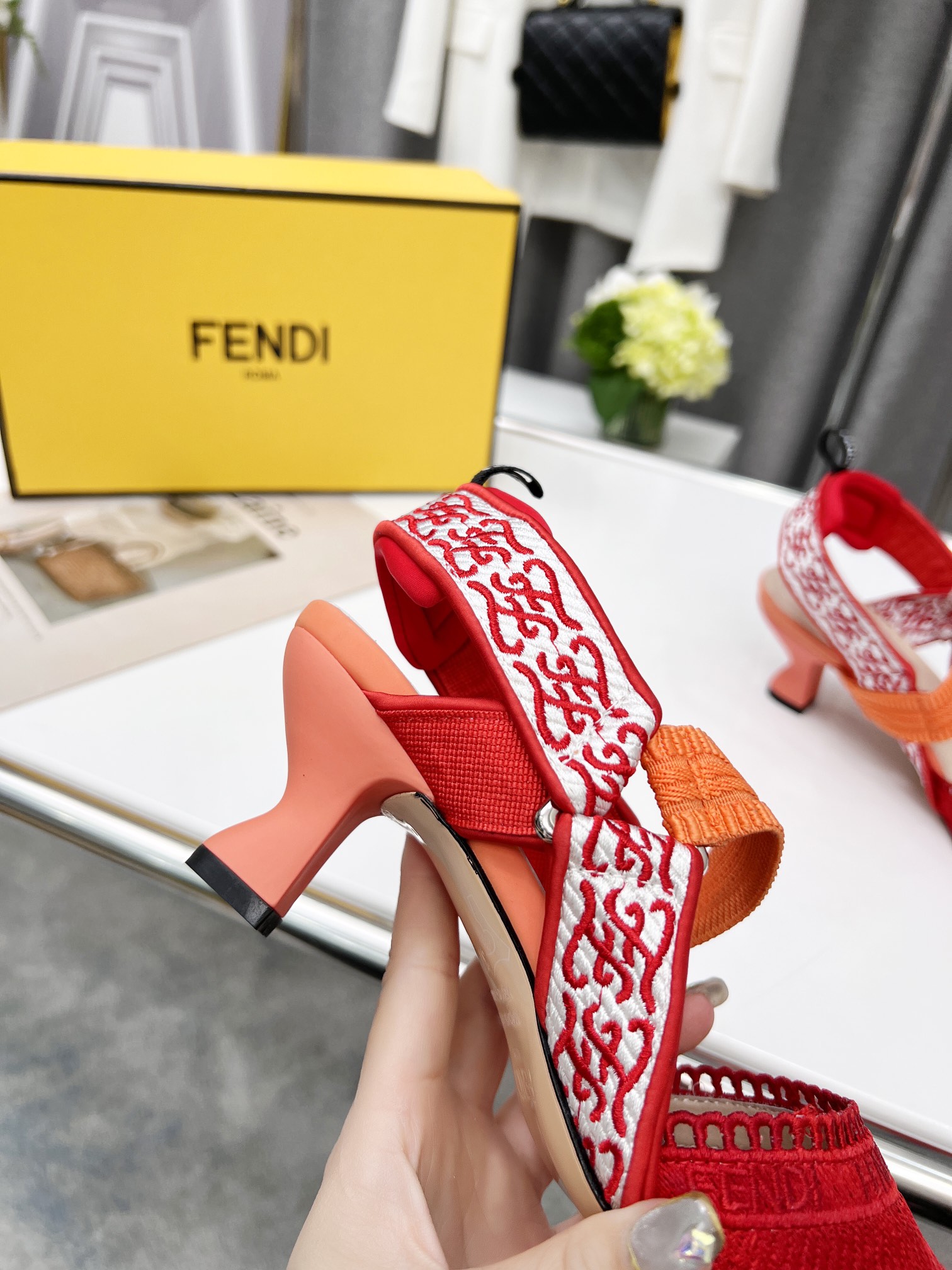 Fendi Women Colibri Pumps-0016  35-42