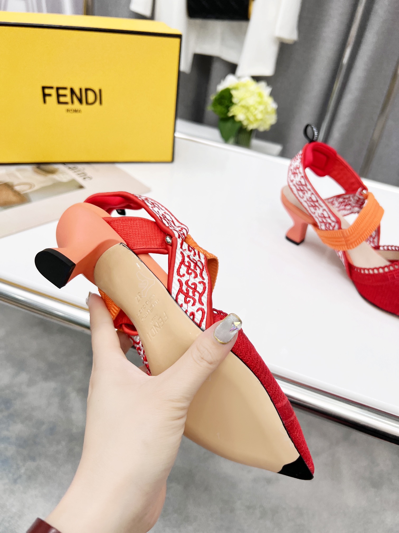 Fendi Women Colibri Pumps-0016  35-42