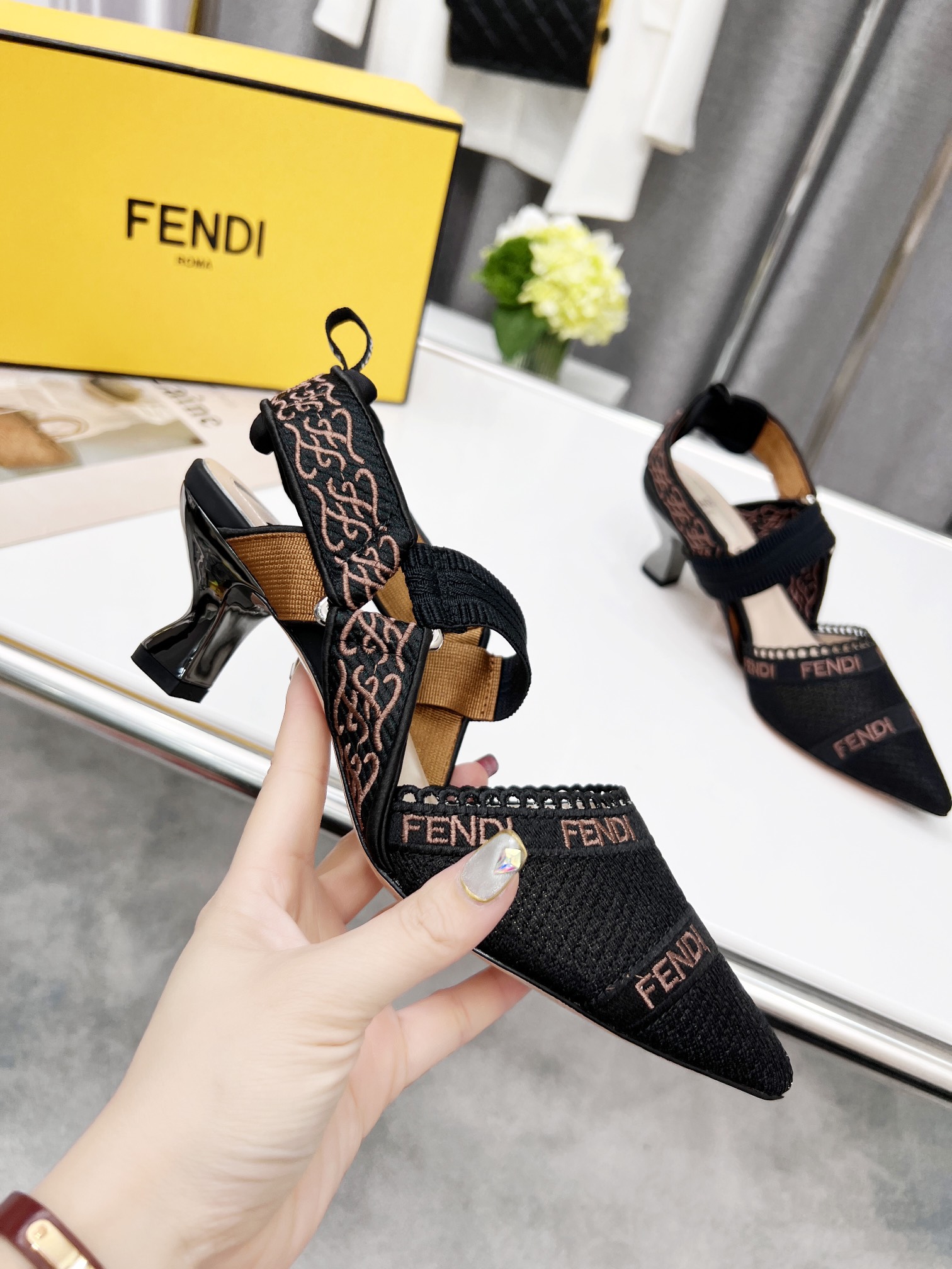 Fendi Women Colibri Pumps-0017 35-42