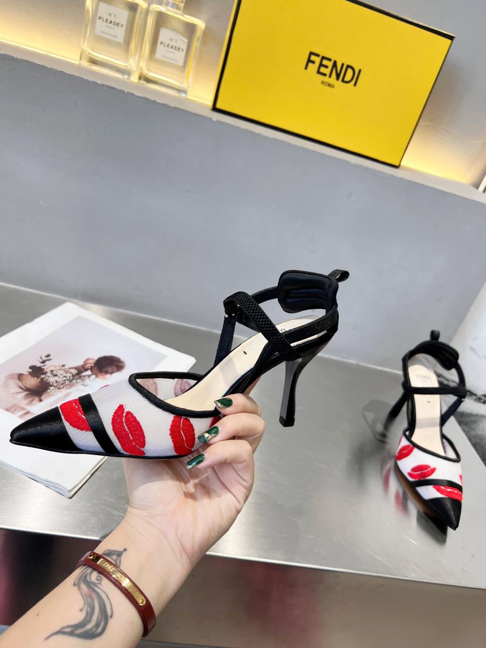 Fendi Women Colibri Pumps-0021 35-42
