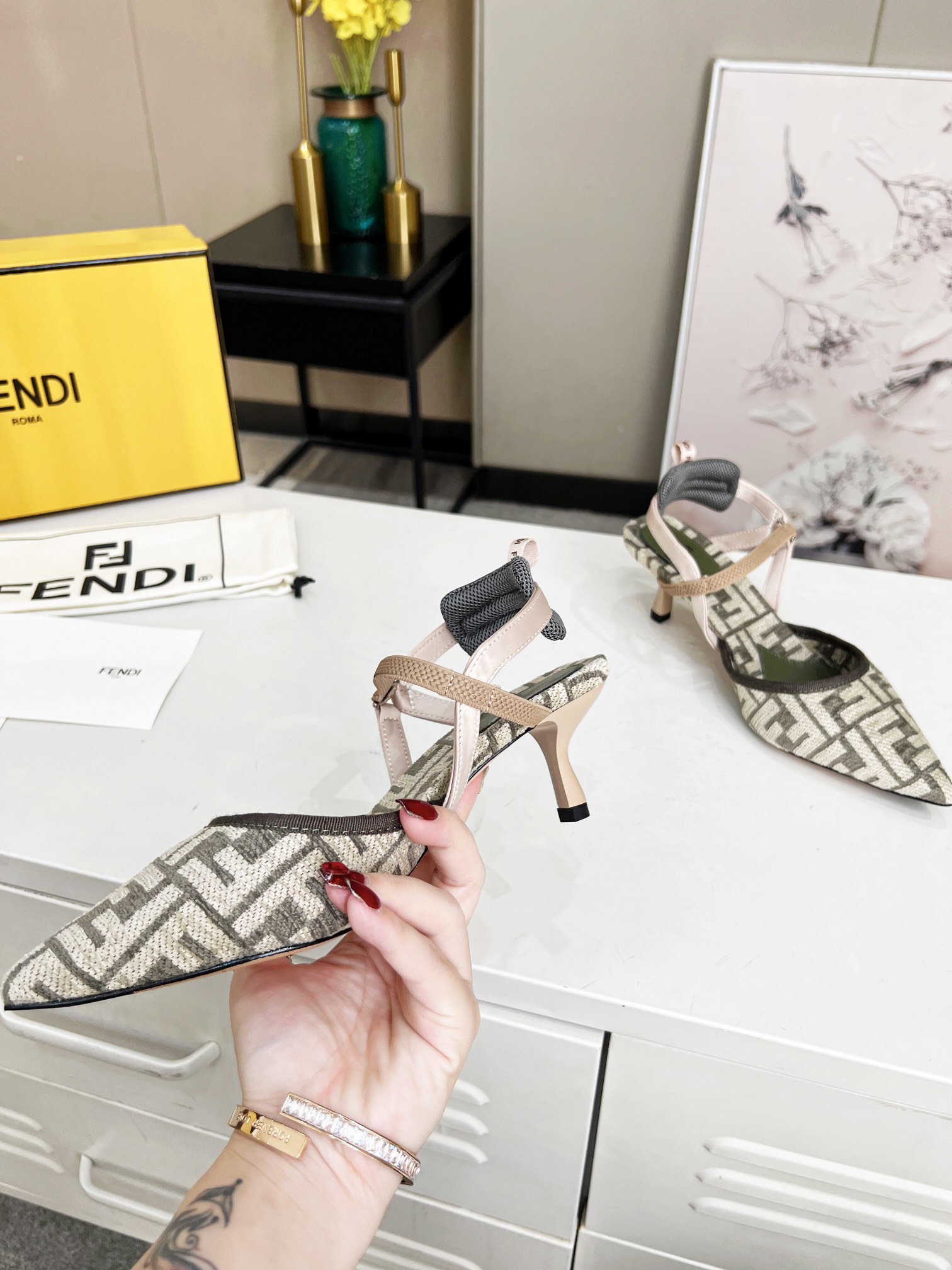 Fendi Women Colibri Pumps-0044 35-42